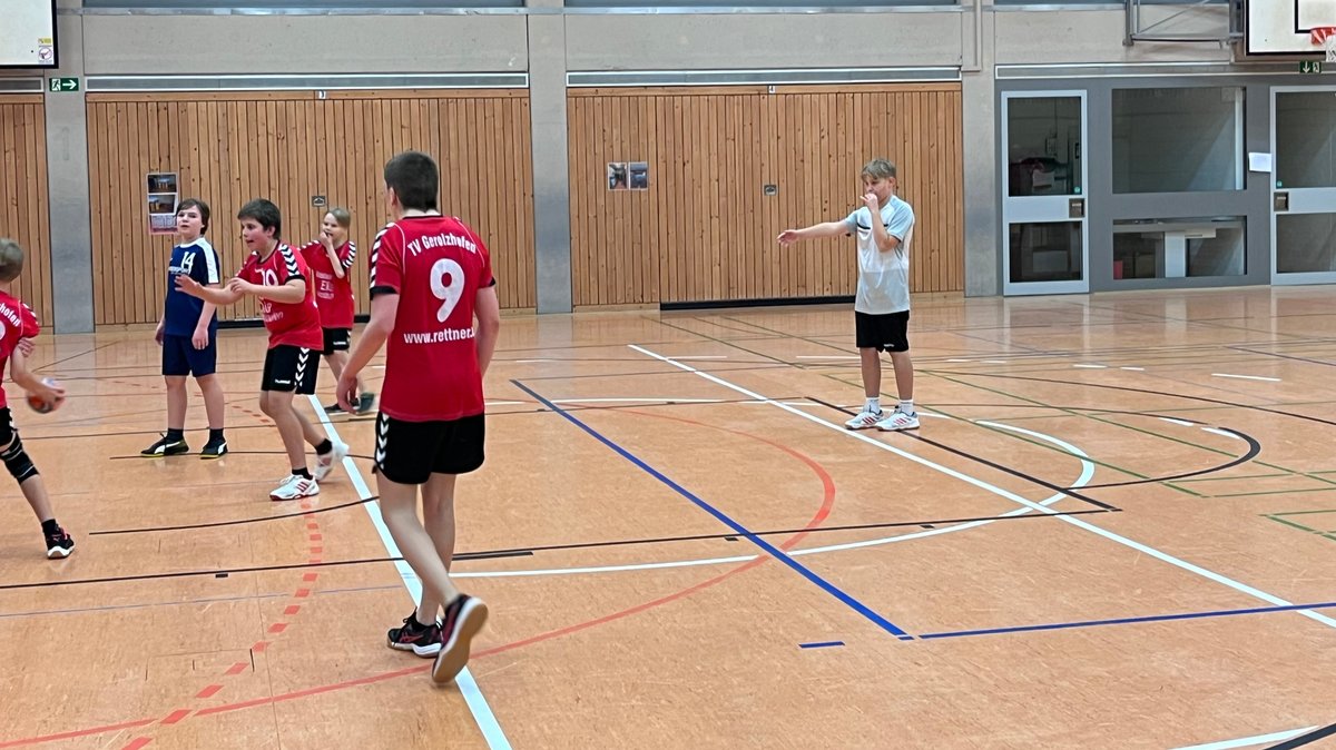 Schiedsrichter pfeift ein Handballspiel