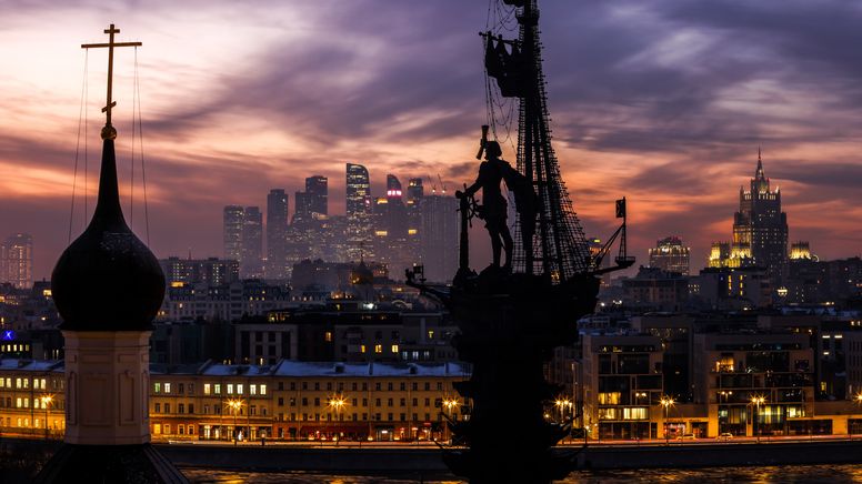 Silhouette vom Nationaldenkmal mit Peter dem Großen an der Moskwa | Bild:Sergej Bobylew/Picture Alliance 