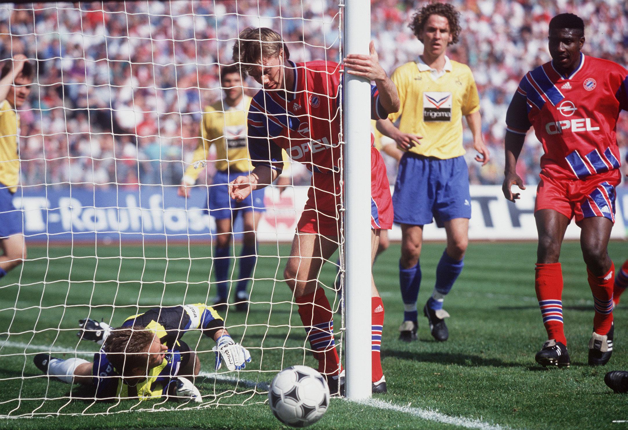 Thomas Helmer schießt den Ball am Tor vorbei