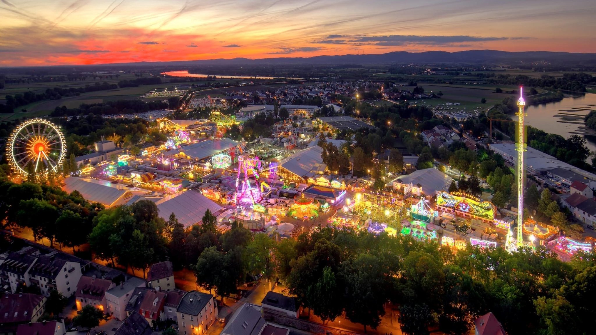 Das Straubinger Gäubodenvolksfest von oben.