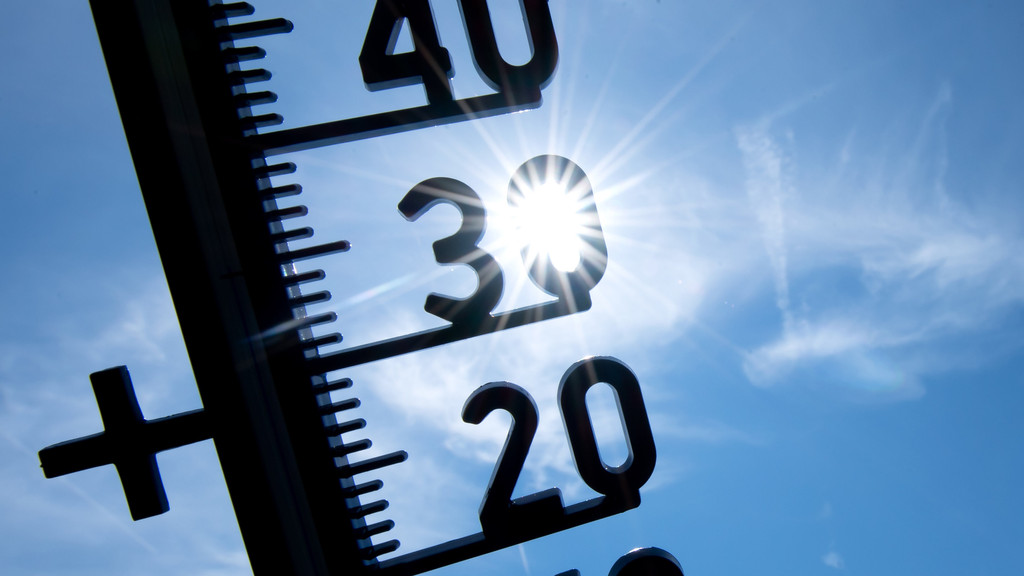  Ein Thermometer zeigt Temperaturen über 30 Grad an.
