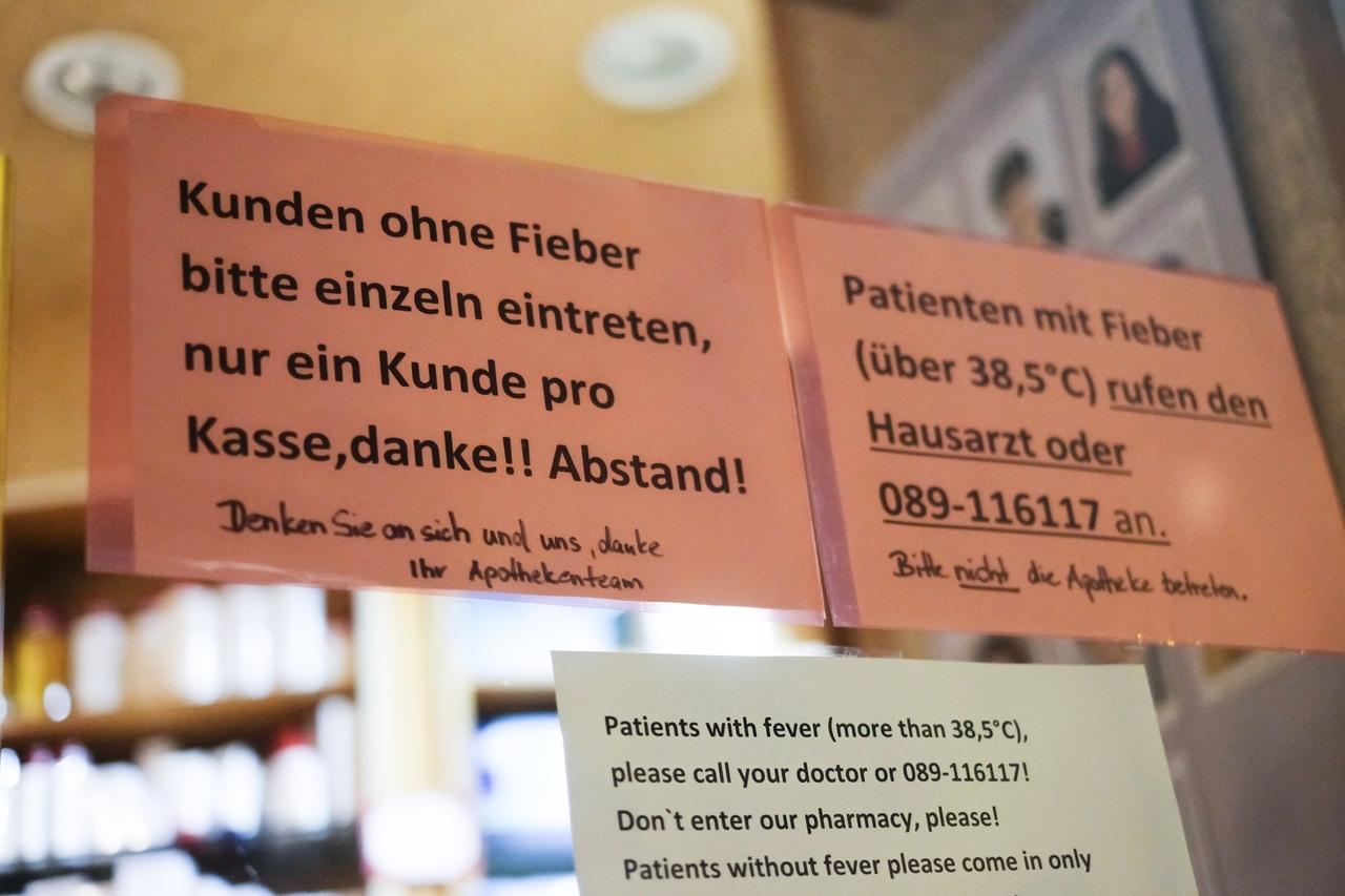 Hinweisschilder an einer Apotheke. | Bild: BR/Johanna Schlüter Hinweisschilder an einer Apotheke.
