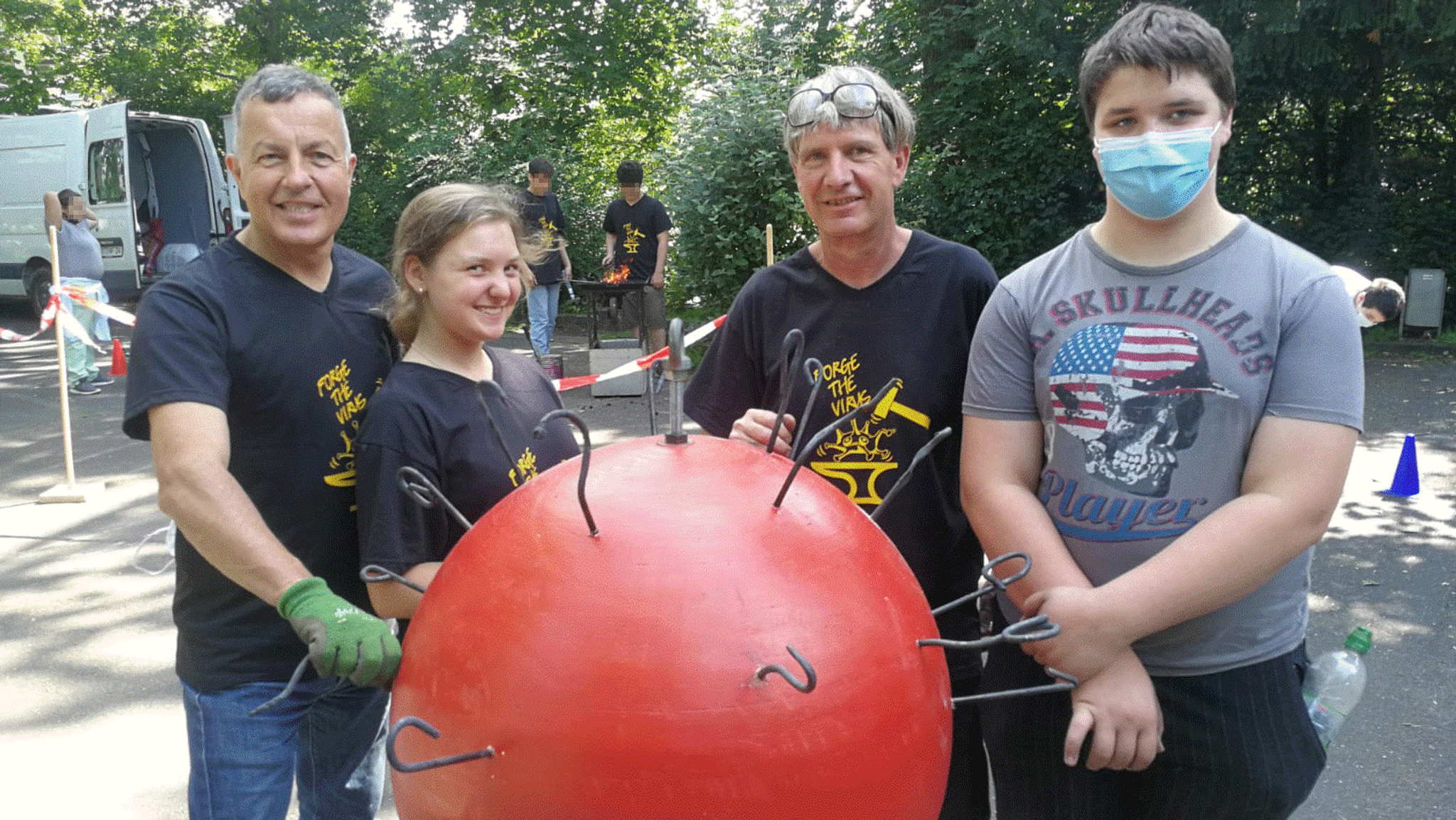 Kunstschmied Stefan Nüsslein (2.v.rechts), Britta, Tobias und ein Mitarbeiter der Kunstschmiede 