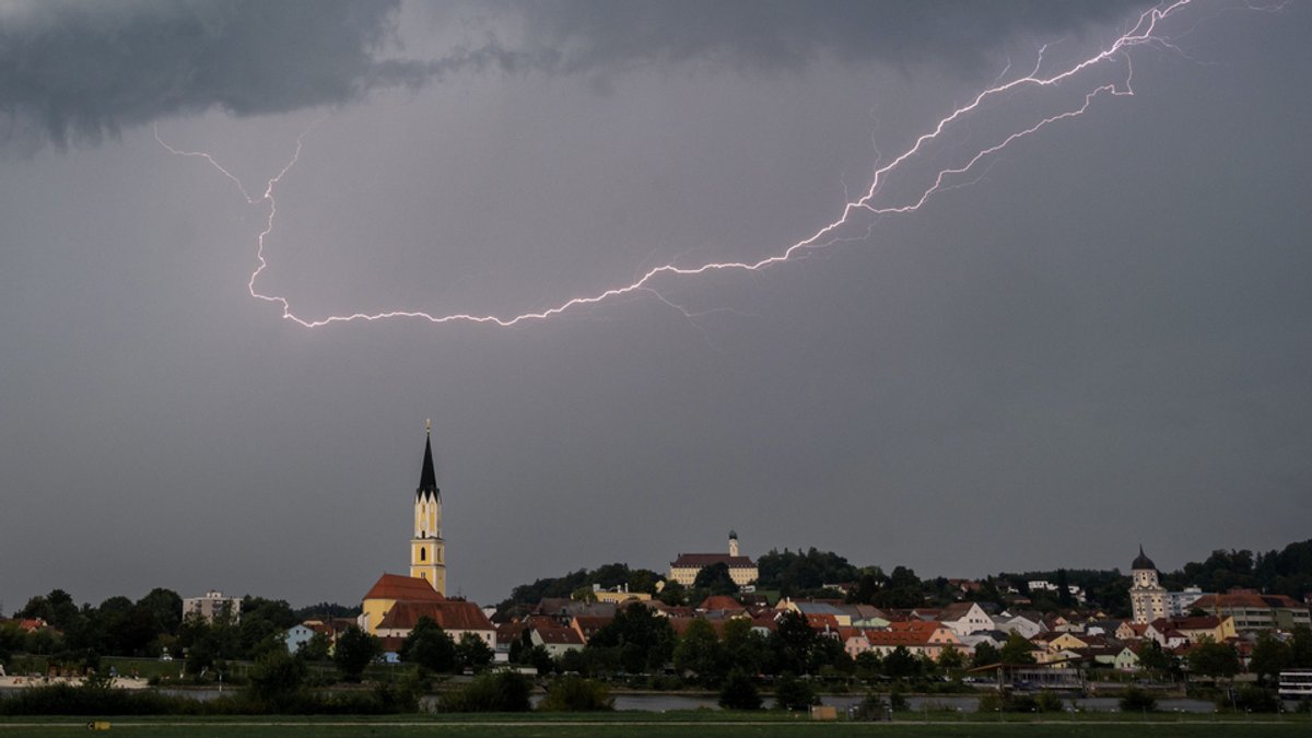15.08.2023, Bayern, Vilshofen: Ein Blitz leuchtet am Himmel über der Stadt Vilshofen im Landkreis Passau. Gewitter sind am Dienstag über Bayern gezogen.
