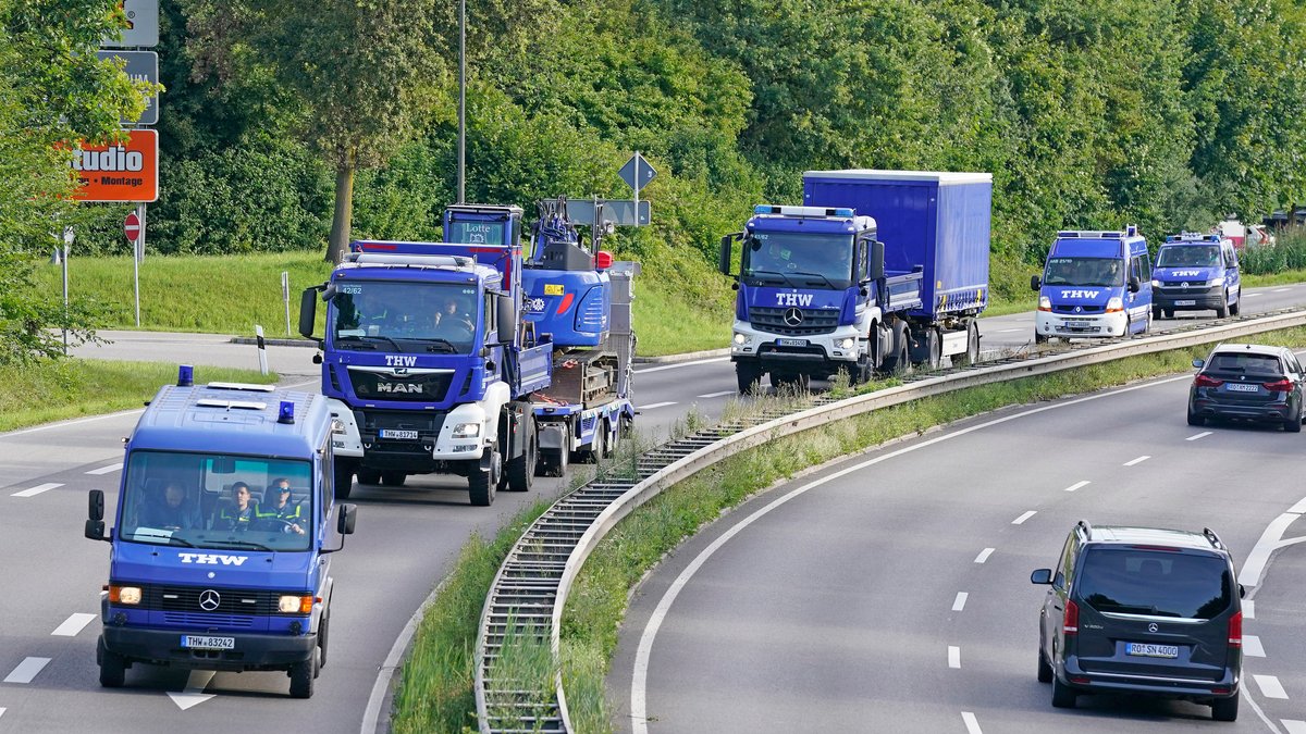 Fahrzeuge des Technischen Hilfswerkes (THW) starten von Rosenheim aus nach Slowenien, um dort die Aufräumarbeiten zu helfen.