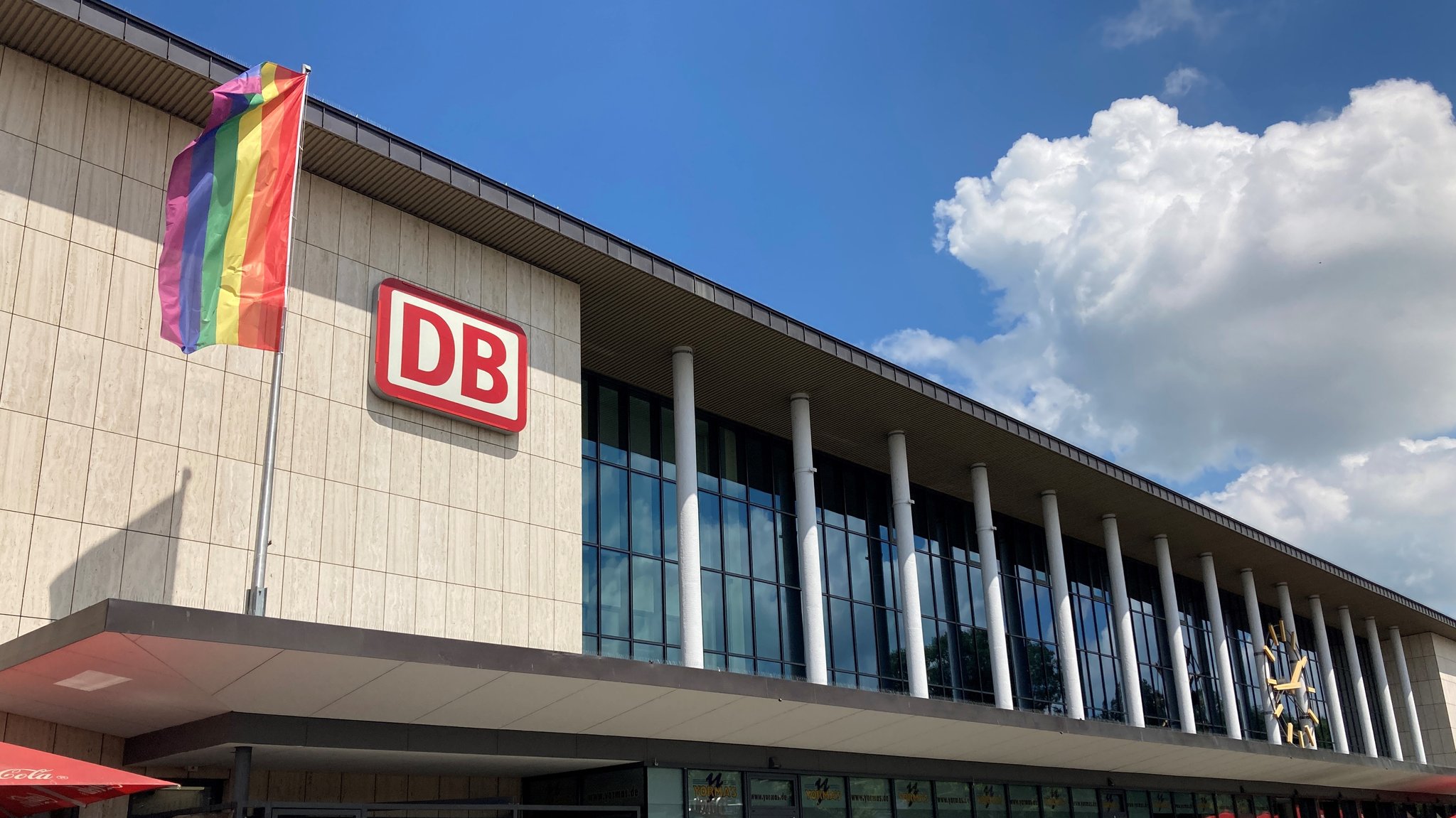 Die Regenbogen-Fahne weht am Würzburger Hauptbahnhof. 