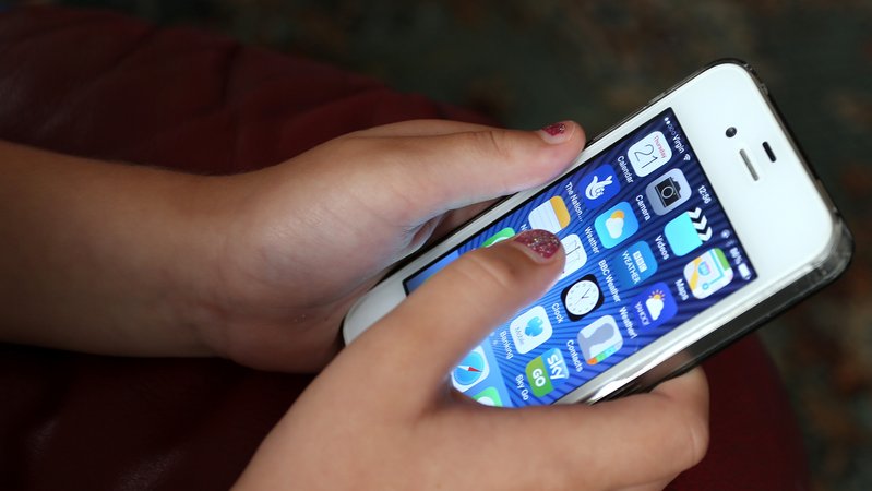 Kind benutzt Smartphone | Bild: Picture Alliance Kind benutzt Smartphone