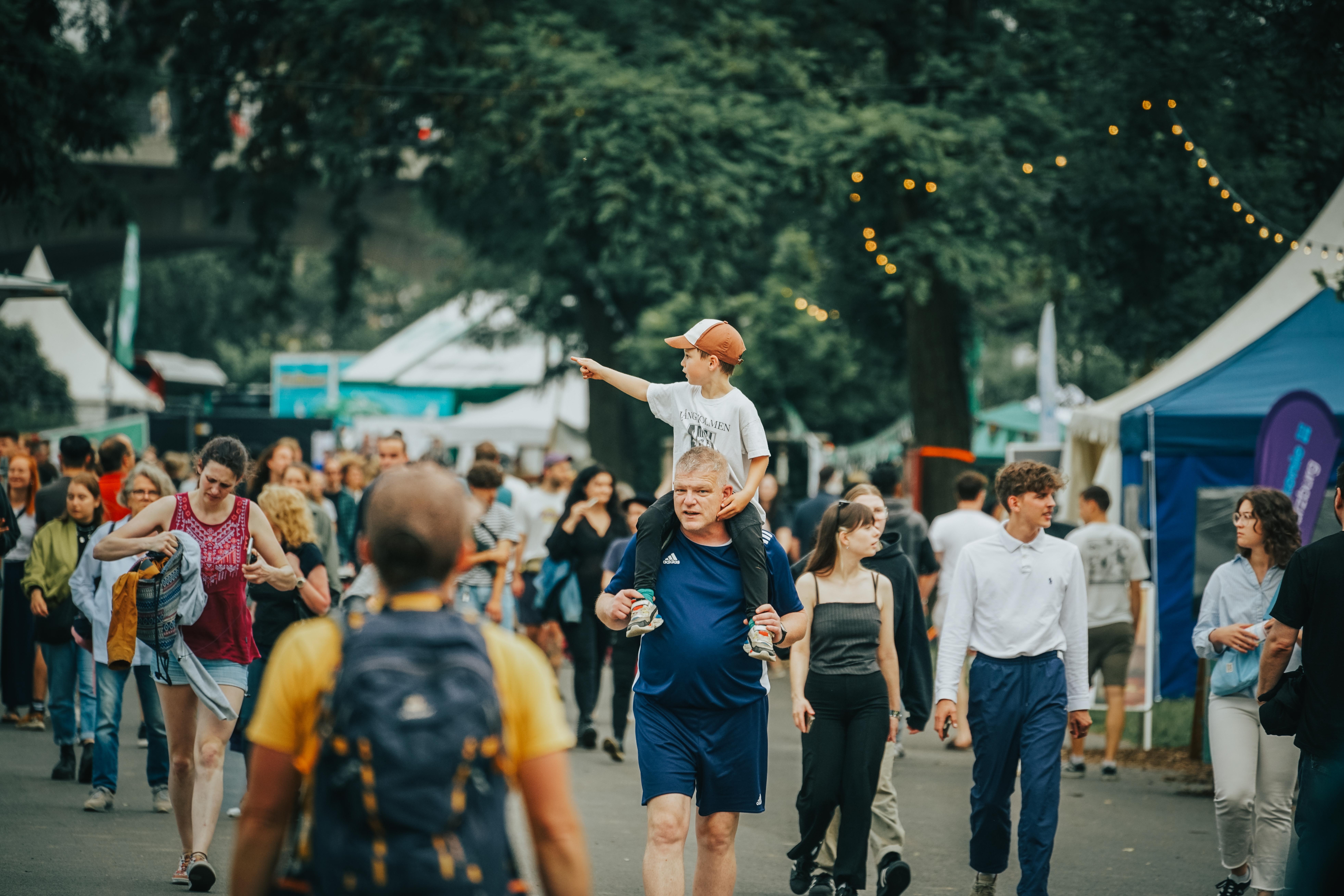 Festivalbesucher beim Umsonst & Draußen-Festival in Würzburg am Donnerstagabend.
