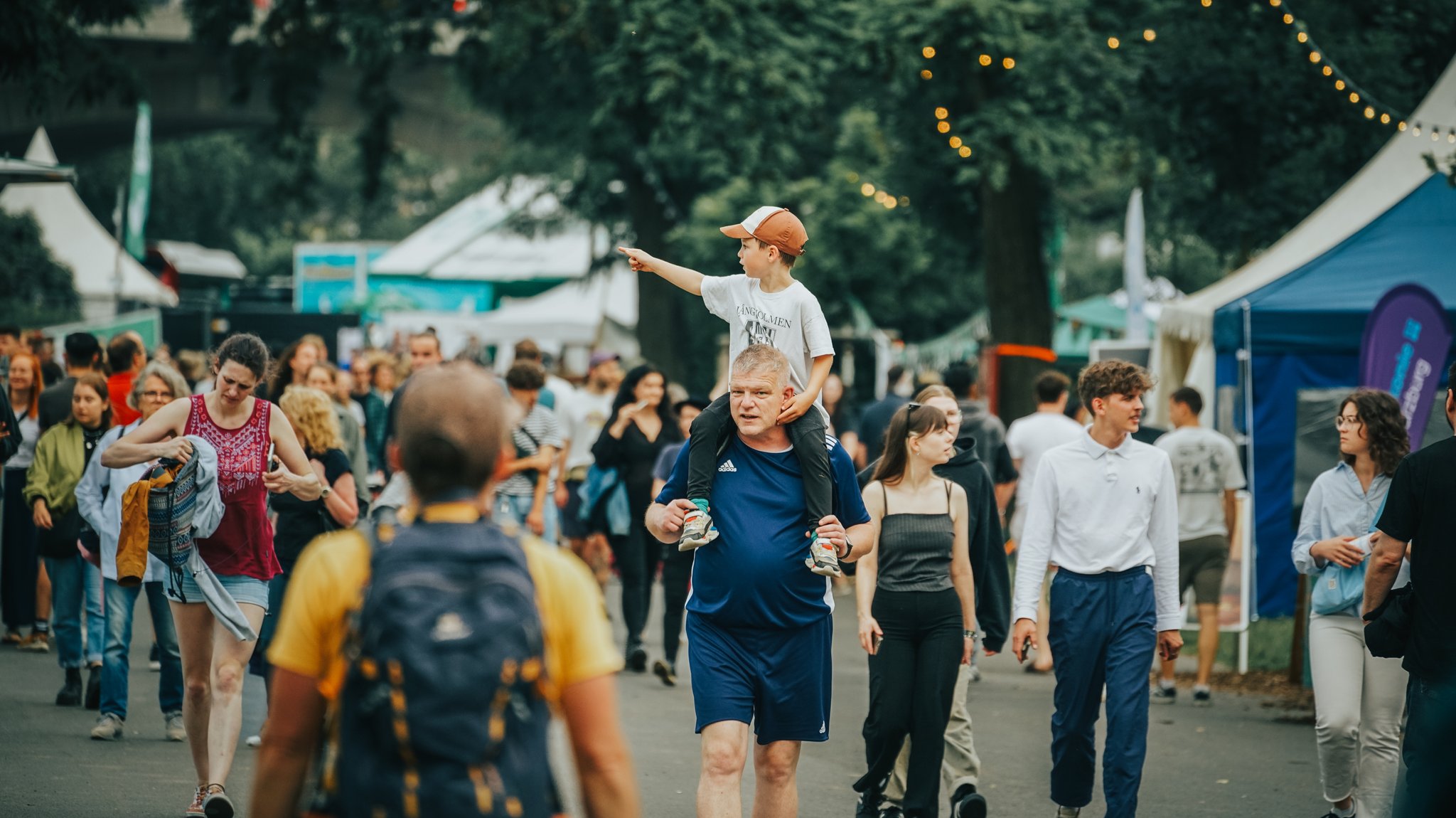 Festivalbesucher beim Umsonst & Draußen-Festival in Würzburg am Donnerstagabend.