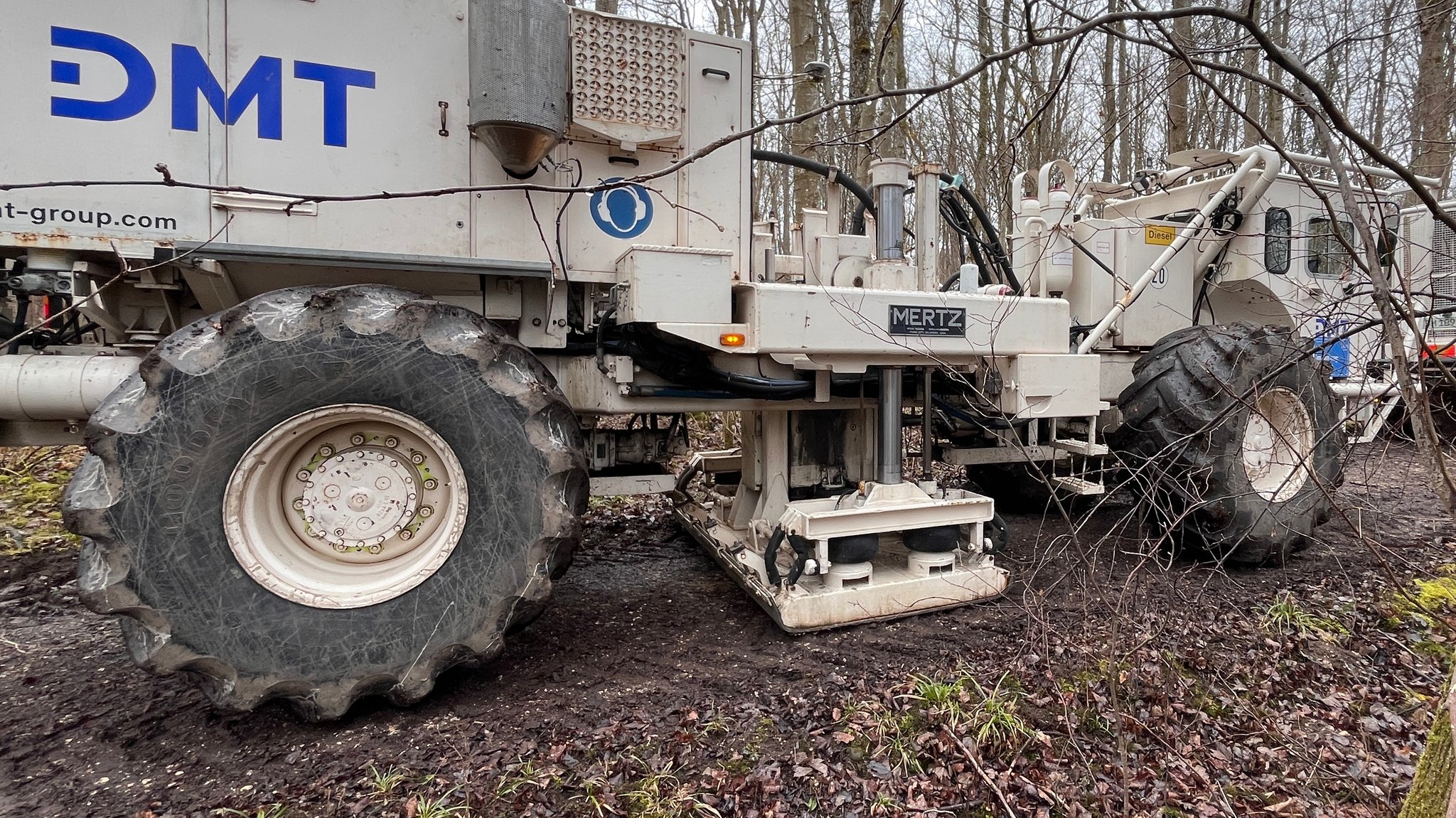 Der 20 Tonnen schwere "Vibrotruck" mit riesigen Reifen und einer Platte, die mit Hydraulik auf den Boden gepresst wird.