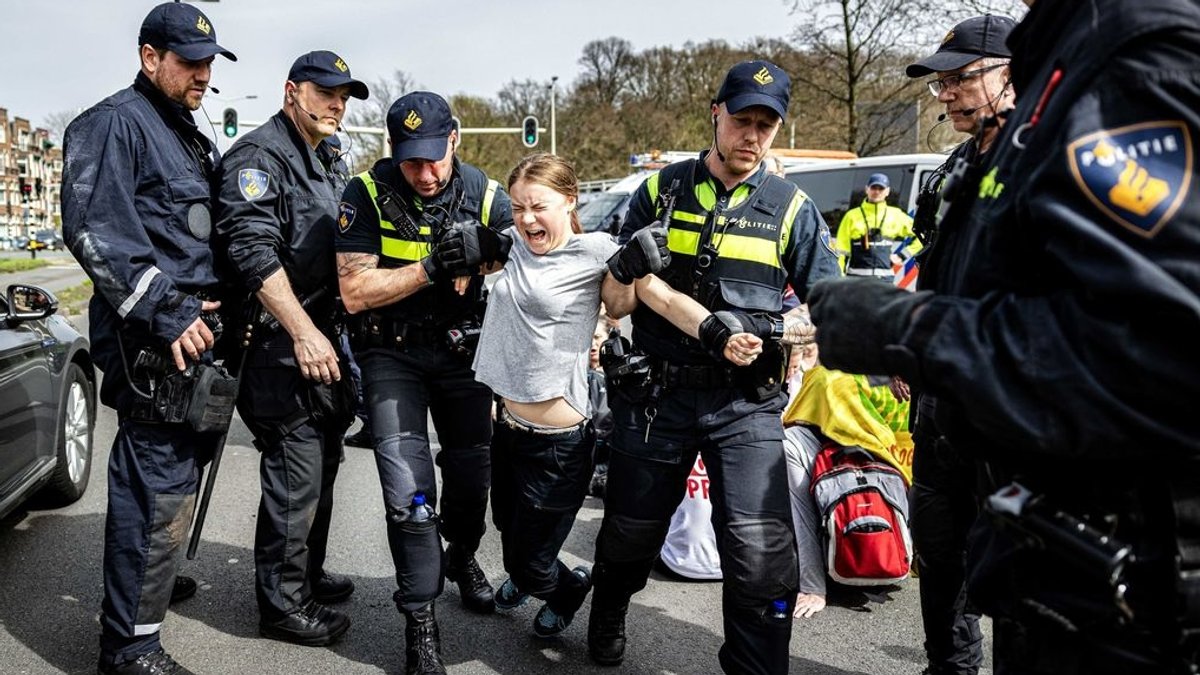 dpatopbilder - 06.04.2024, Niederlande, Den Haag: Greta Thunberg (M), Klimaaktivistin aus Schweden, wird bei einer Straßenblockade der A12 festgenommen. Thunberg, die sich zunächst mit weiteren Demonstranten an einer Aktion der Gruppe Extinction Rebellion (XR) beteiligte, ist in Den Haag bei Straßenblockaden gleich zweimal von der Polizei vorübergehend festgenommen worden.  , Foto: Ramon Van Flymen/ANP/dpa +++ dpa-Bildfunk +++