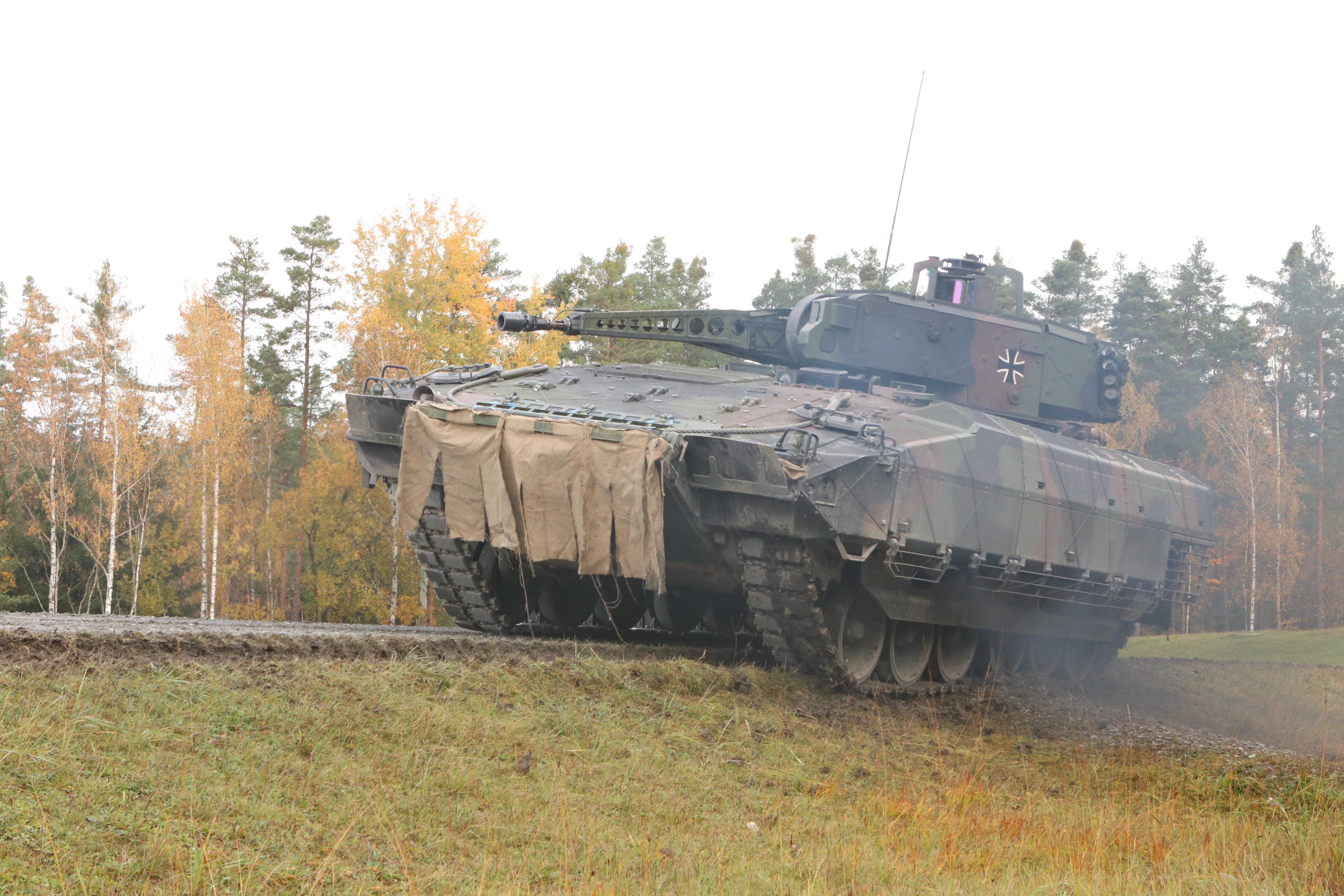 Ein Puma-Schützenpanzer aus Oberviechtach bei einem Gefechtsschießen im Oktober. Diese Panzer werden in Litauen stationiert. 