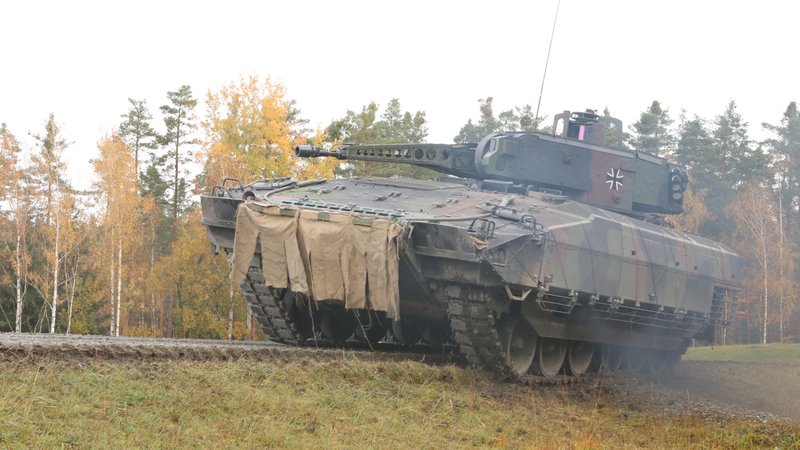Ein Puma-Schützenpanzer aus Oberviechtach bei einem Gefechtsschießen im Oktober. Diese Panzer werden in Litauen stationiert. | Bild: Kilian Neuwert, BR Ein Puma-Schützenpanzer aus Oberviechtach bei einem Gefechtsschießen im Oktober. Diese Panzer werden in Litauen stationiert.