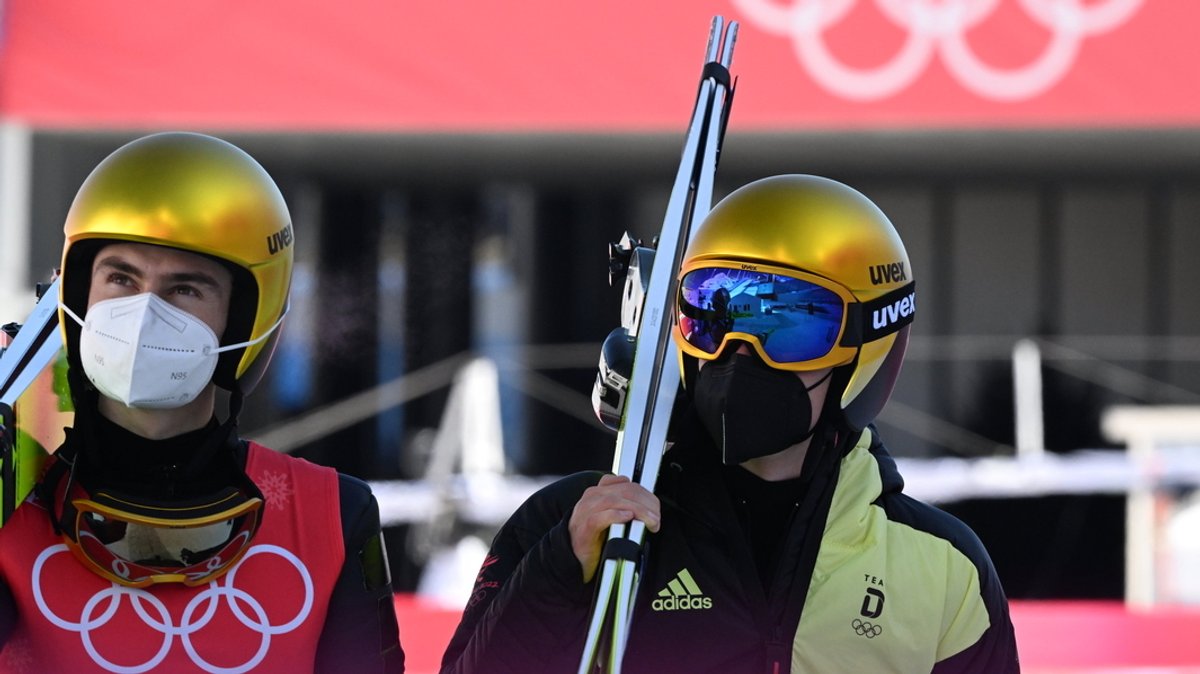 Training im Nationalen Skisprungzentrum. Julian Schmid (r) und Vinzenz Geiger aus Deutschland während des Trainings.