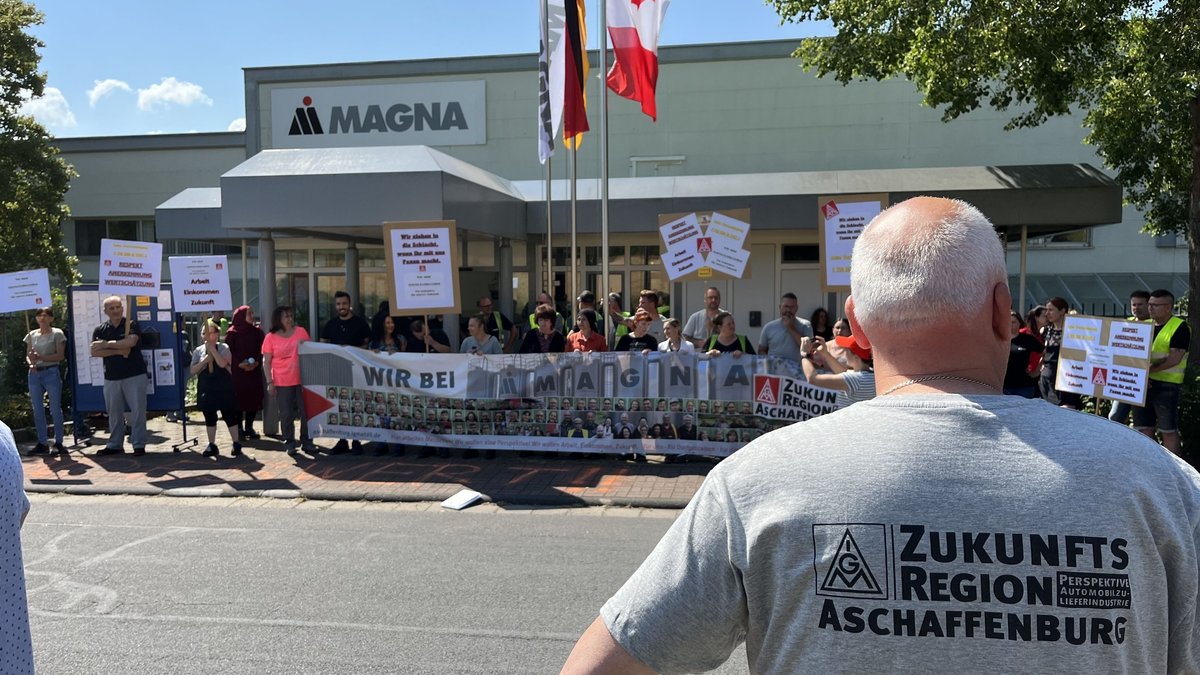Magna-Mitarbeiter aus Dorfprozelten protestieren gegen die Schließung ihres Werks