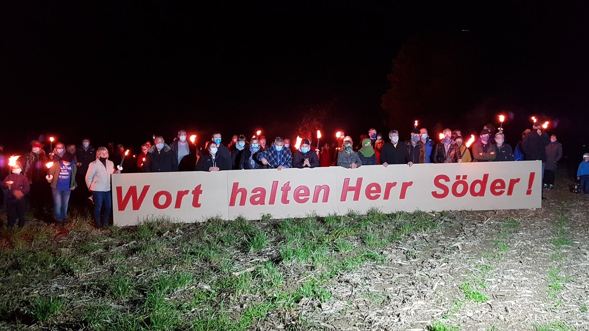 Lärmgeplagte Anwohner der Isental-Autobahn protestieren mit Mahnfeuer und "Wort halten Herr Söder!"-Transparent.