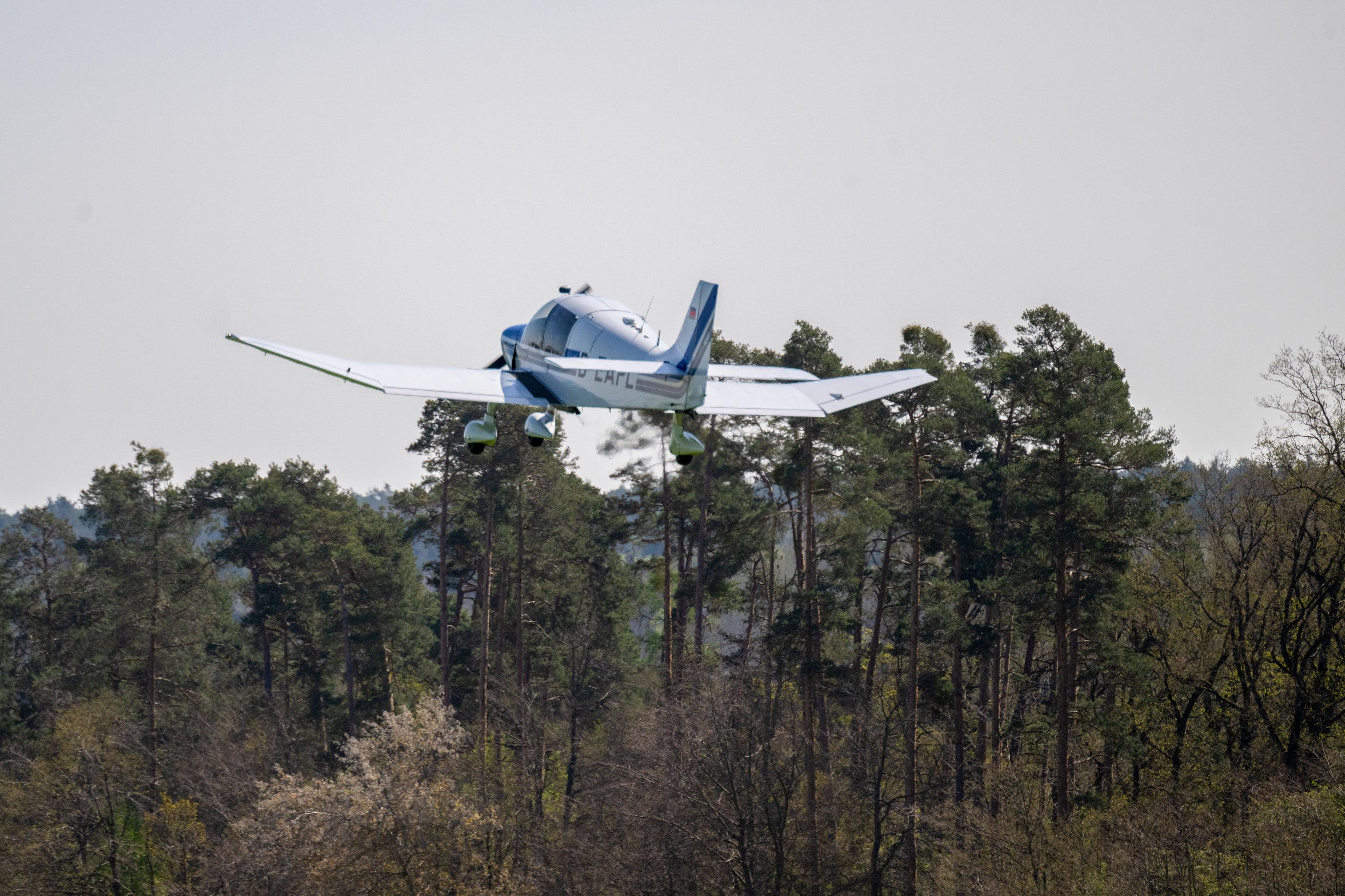 Ein Flugzeug der Luftbeobachtung hebt ab.