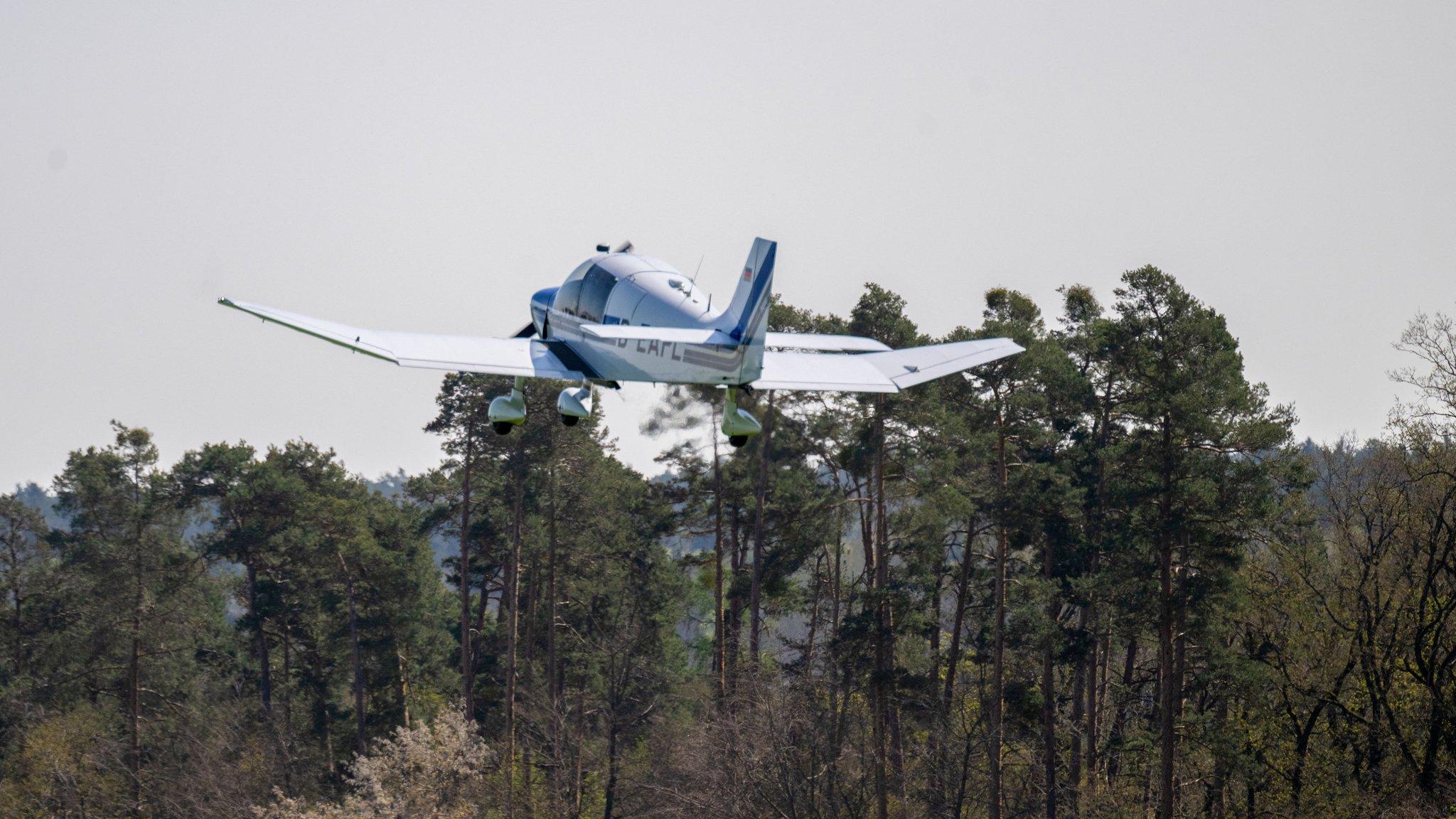 Ein Flugzeug der Luftbeobachtung hebt ab.