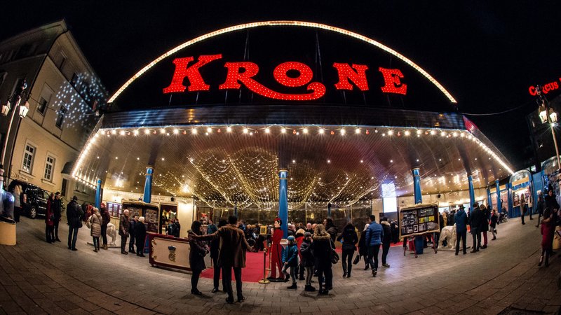 Der Eingang des Circus Krone im Dezember 2018. | Bild: picture alliance / ZUMAPRESS.com | Sachelle Babb Der Eingang des Circus Krone im Dezember 2018.
