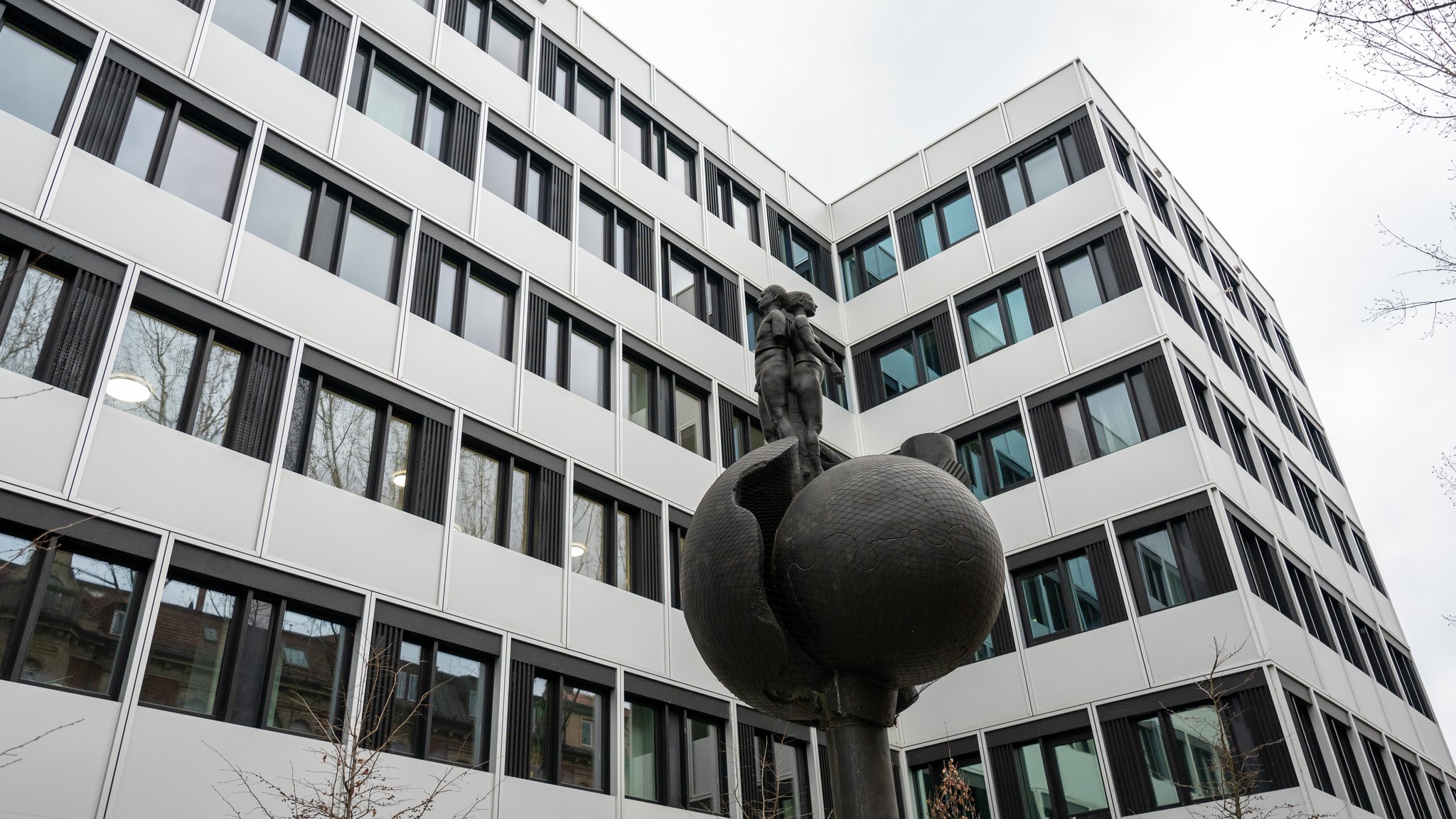 Fassade des Münchner Kreisverwaltungsreferats aus der Froschperspektive (Symbolbild)