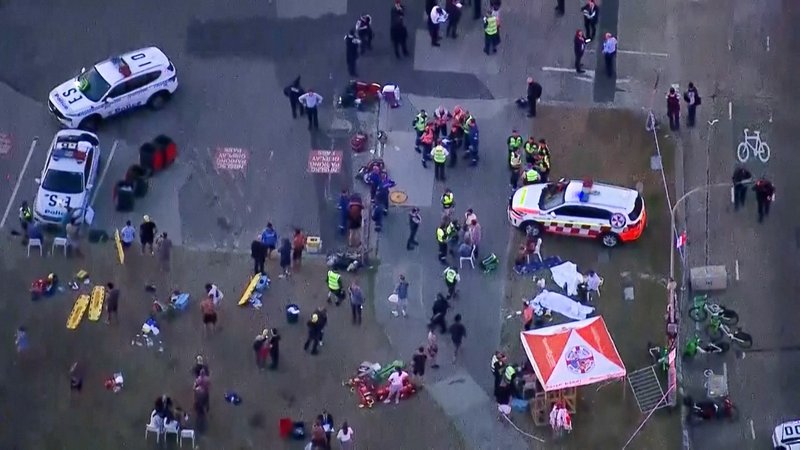 Ein Großaufgebot von Polizei und Rettungskräften ist am Bondi Beach in Australien. | Bild: BR Ein Großaufgebot von Polizei und Rettungskräften ist am Bondi Beach in Australien.