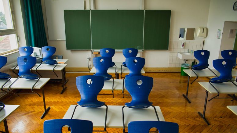 Stühle auf Tischen in einem Klassenzimmer | Bild:Picture Alliance/Eibner-Pressefoto