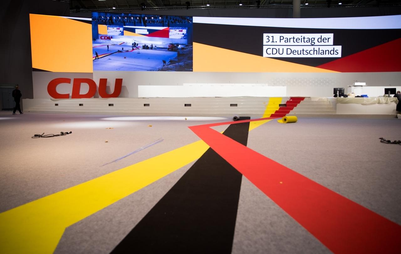 05.12.2018, Hamburg: Schwarze, rote und gelbe Farbbahnen werden in der Messehalle für den 31. CDU-Parteitag ausgelegt | Bild: dpa-Bildfunk/Christian Charisius 05.12.2018, Hamburg: Schwarze, rote und gelbe Farbbahnen werden in der Messehalle für den 31. CDU-Parteitag ausgelegt