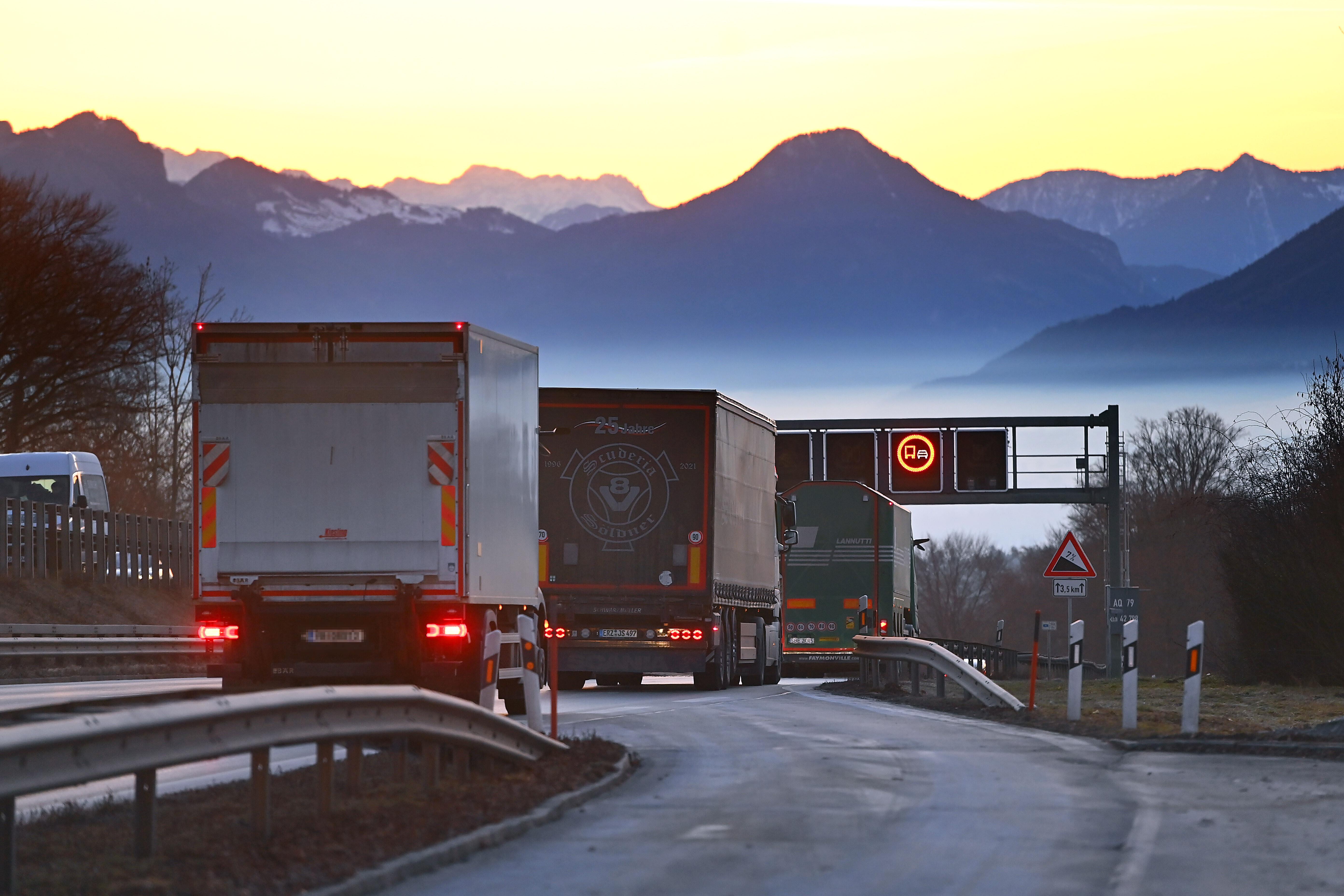 Symbolbild: Viel Verkehr auf der A8