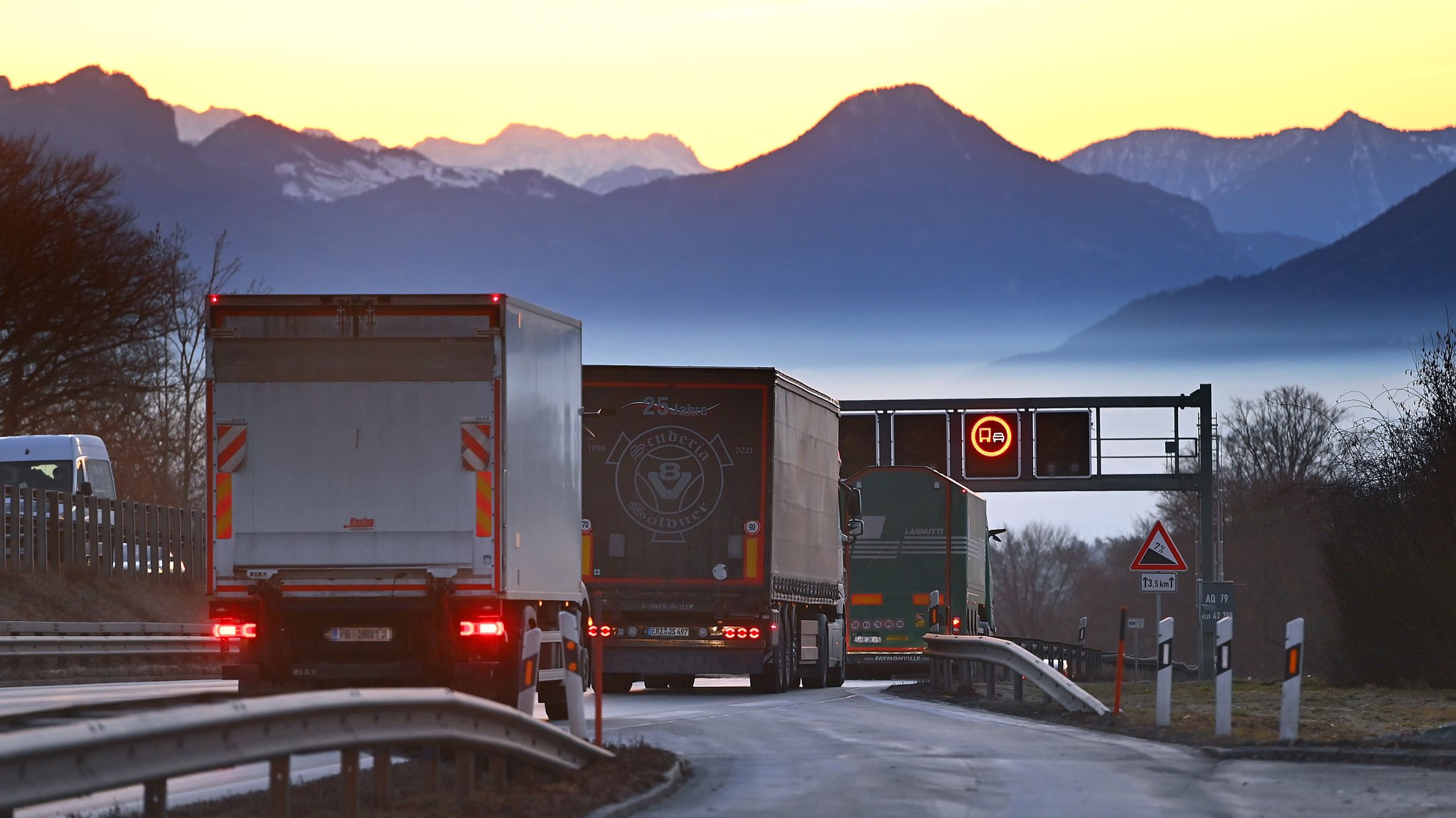 Symbolbild: Viel Verkehr auf der A8