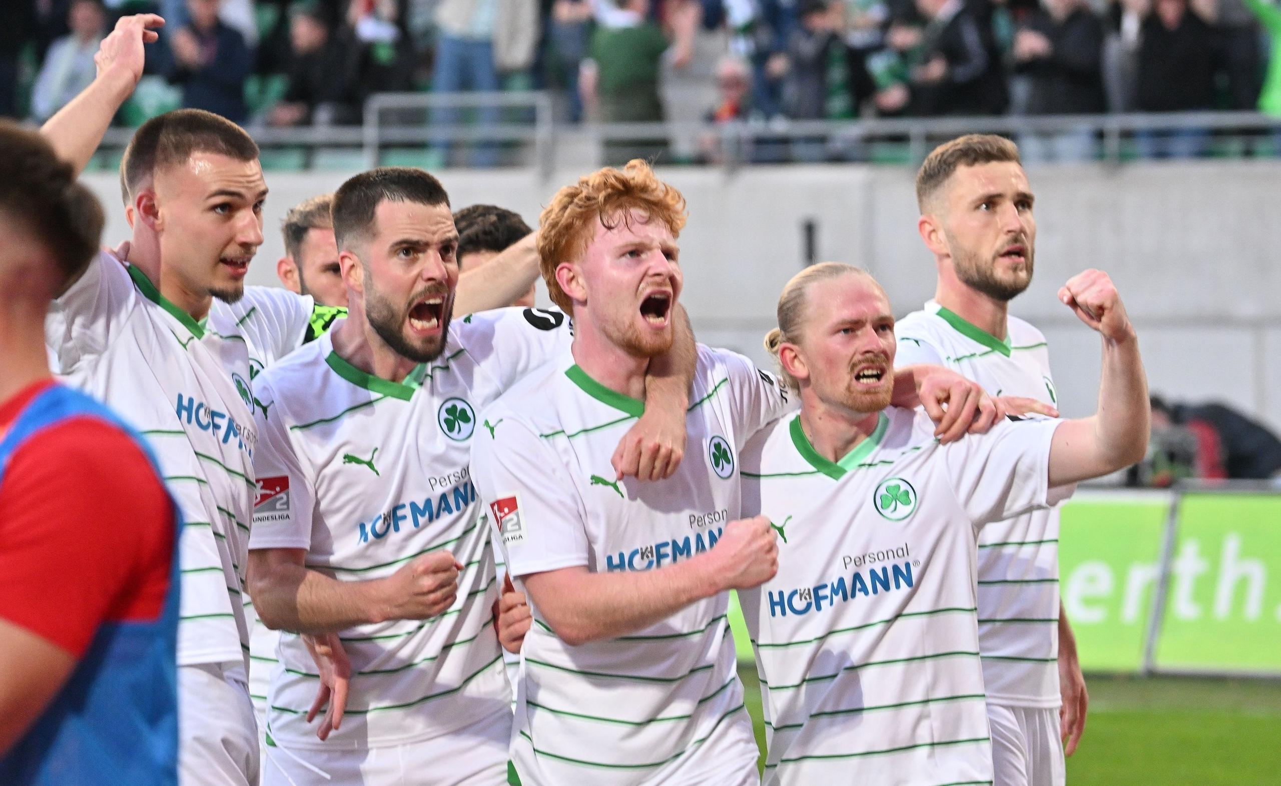 Spieler der SpVgg Greutherr Fürth feiern Siegtreffer gegen Kaiserslautern