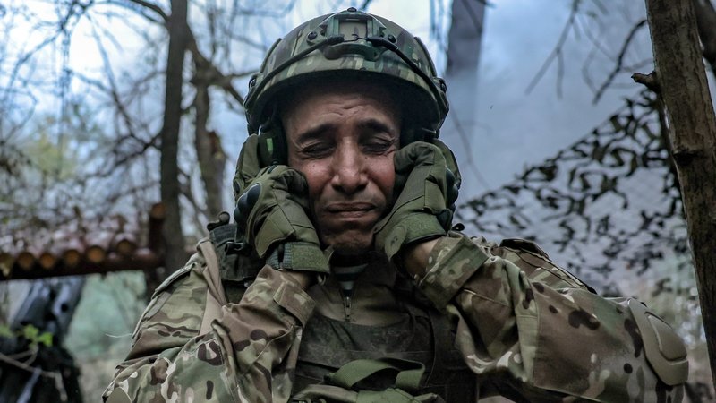 Uniformierter in Kampfmontur bei einem Artillerie-Abschuss | Bild: Alexei Konowalow/TASS/Picture Alliance Uniformierter in Kampfmontur bei einem Artillerie-Abschuss