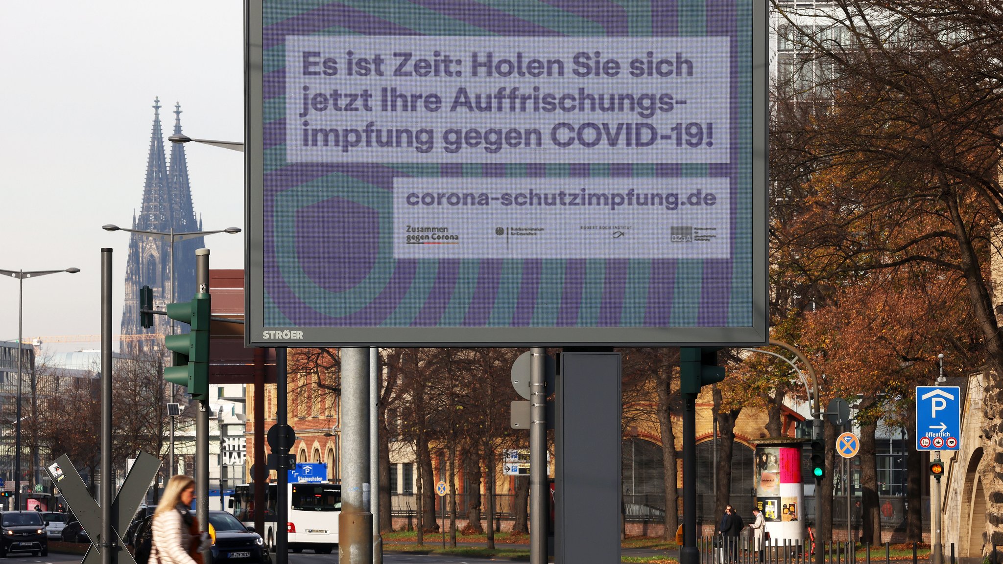 Auf einer elektronischen Werbetafel wird mit dem Schriftzug "Es ist Zeit: Holen Sie sich jetzt Ihre Auffrischungsimpfung gegen Covid-19!" für Boosterimpfungen geworben.