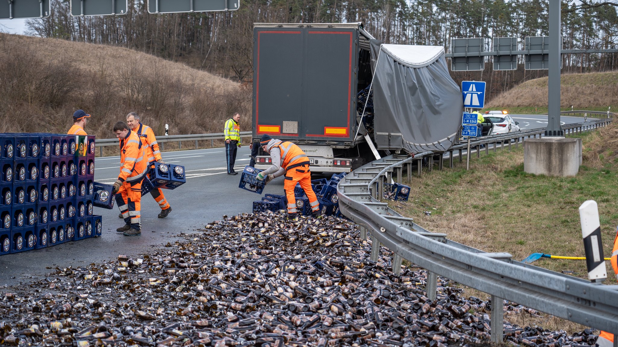 Nächstes Opfer der "Bier-Kurve": Lkw verliert Hunderte Kästen