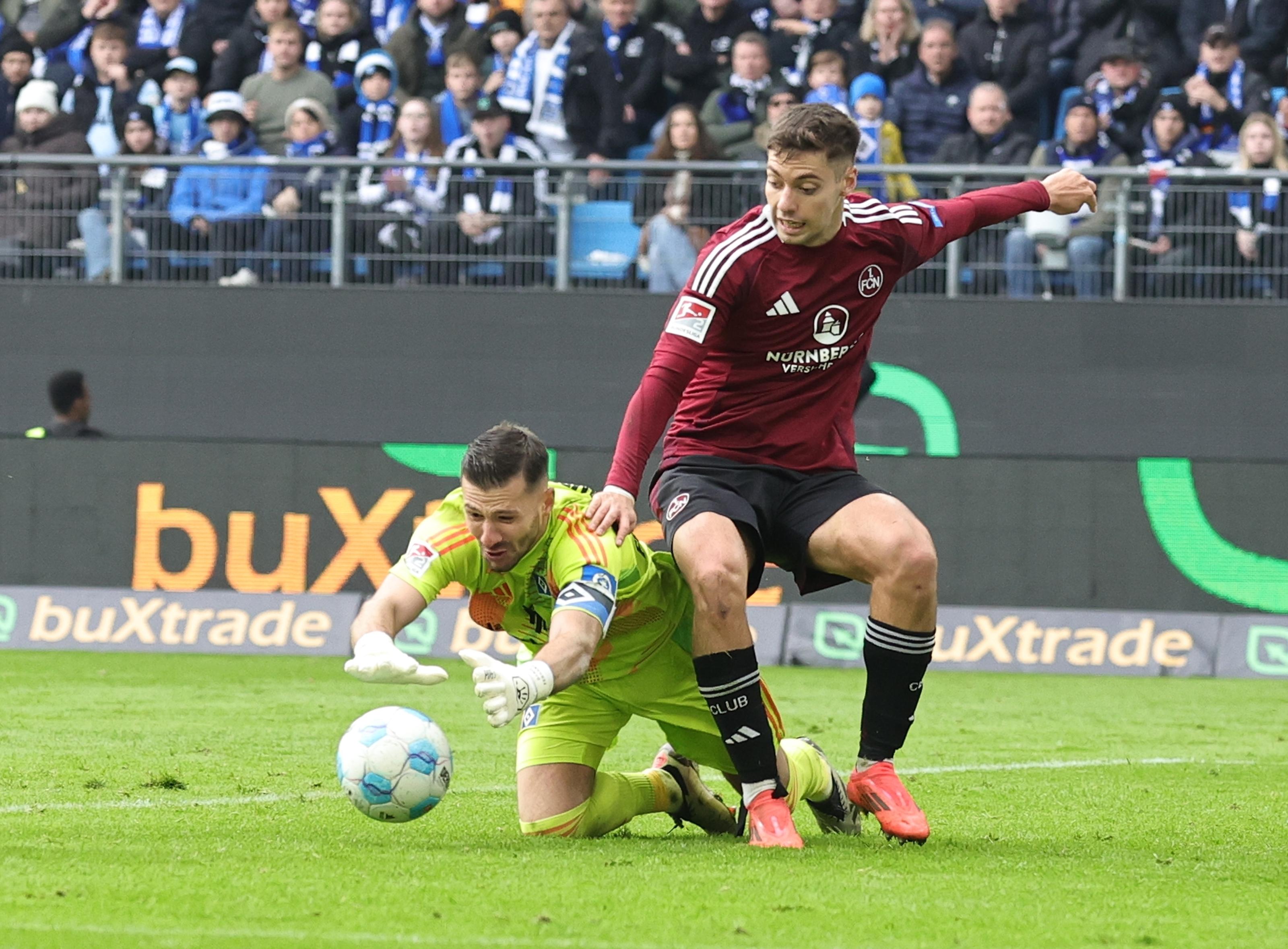 Immer wieder Heuer Fernandes: Der HSV-Torhüter stoppt die Nürnberger Angriffe