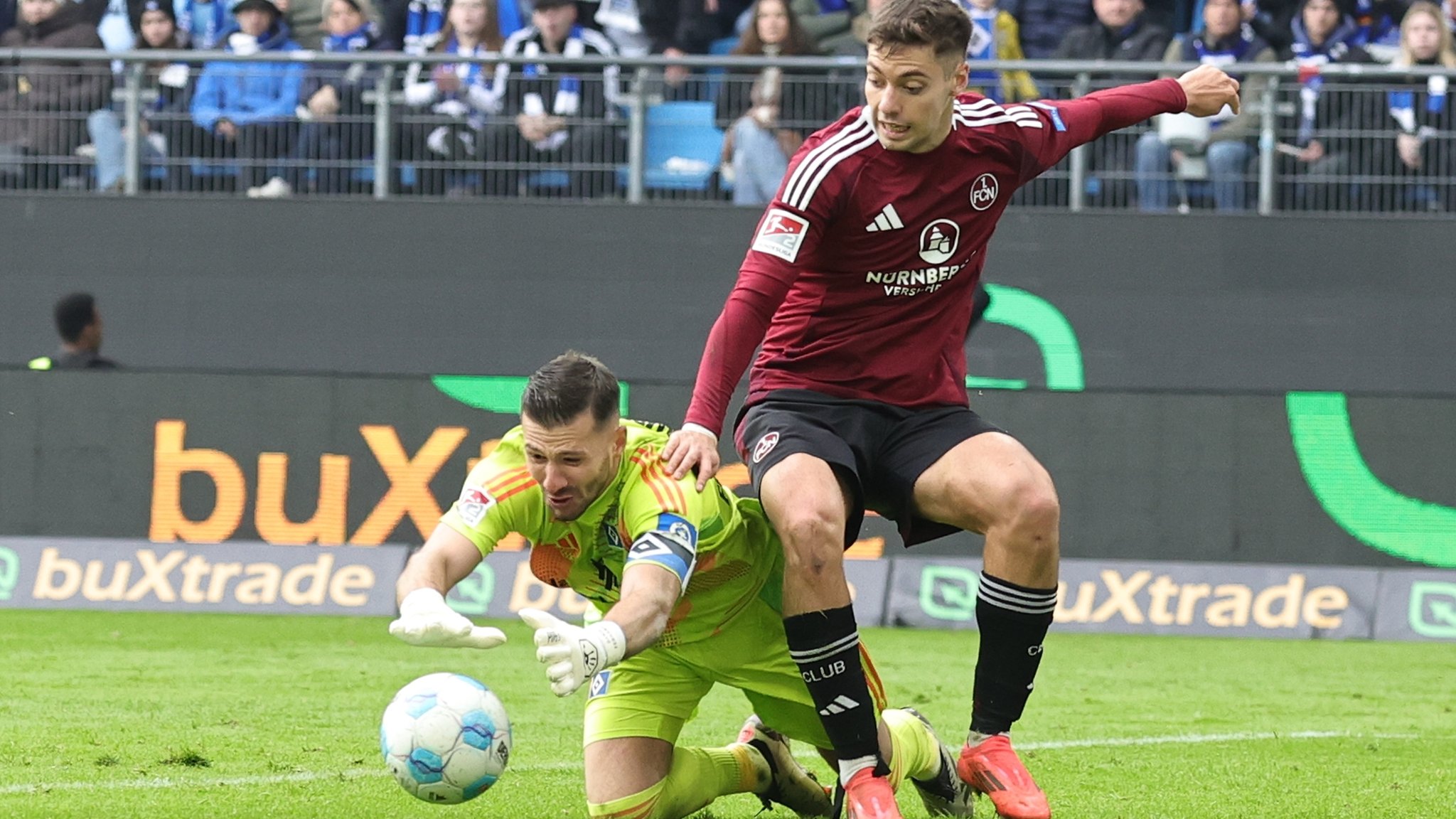 Immer wieder Heuer Fernandes: Der HSV-Torhüter stoppt die Nürnberger Angriffe