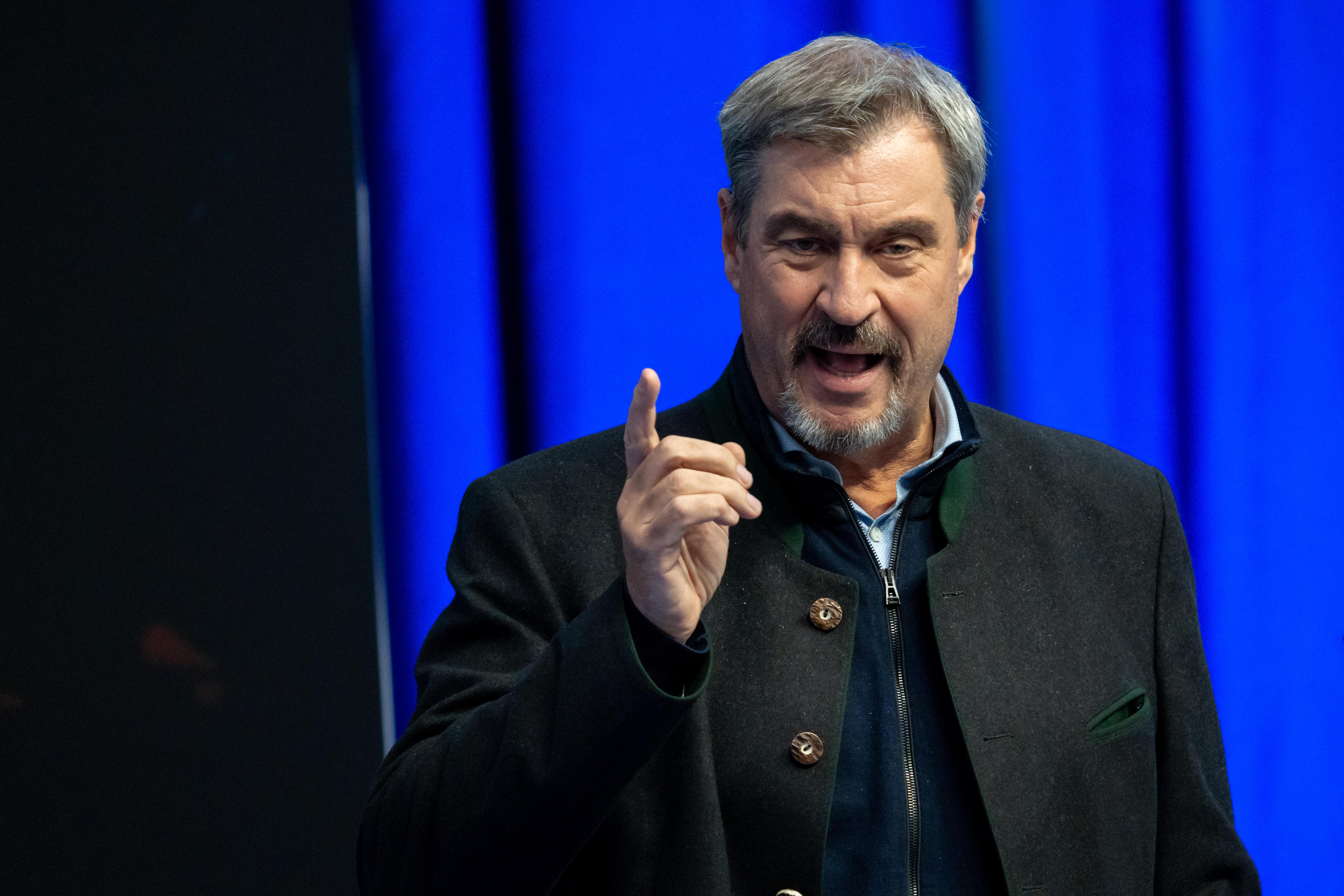 Nach der Sichtung von Drohnen in der Nähe des Münchner Flughafens hat Bayerns Ministerpräsident mehr Rechte für die Polizei des Landes gefordert.