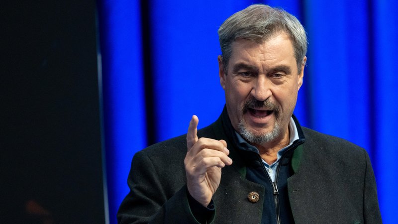 Nach der Sichtung von Drohnen in der Nähe des Münchner Flughafens hat Bayerns Ministerpräsident mehr Rechte für die Polizei des Landes gefordert. | Bild: picture alliance / CHROMORANGE | Michael Bihlmayer Nach der Sichtung von Drohnen in der Nähe des Münchner Flughafens hat Bayerns Ministerpräsident mehr Rechte für die Polizei des Landes gefordert.