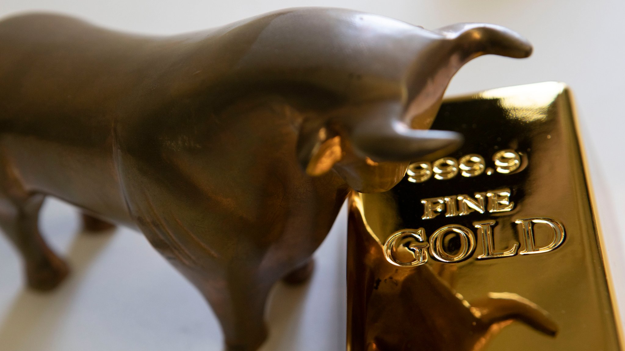 Bullenskulptur und Goldbarren