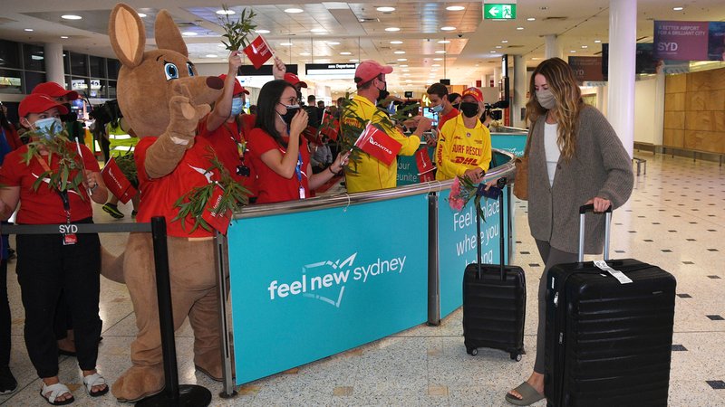 Australien, Sydney: Passagiere werden bei ihrer Ankunft am Sydney International Airport begrüßt