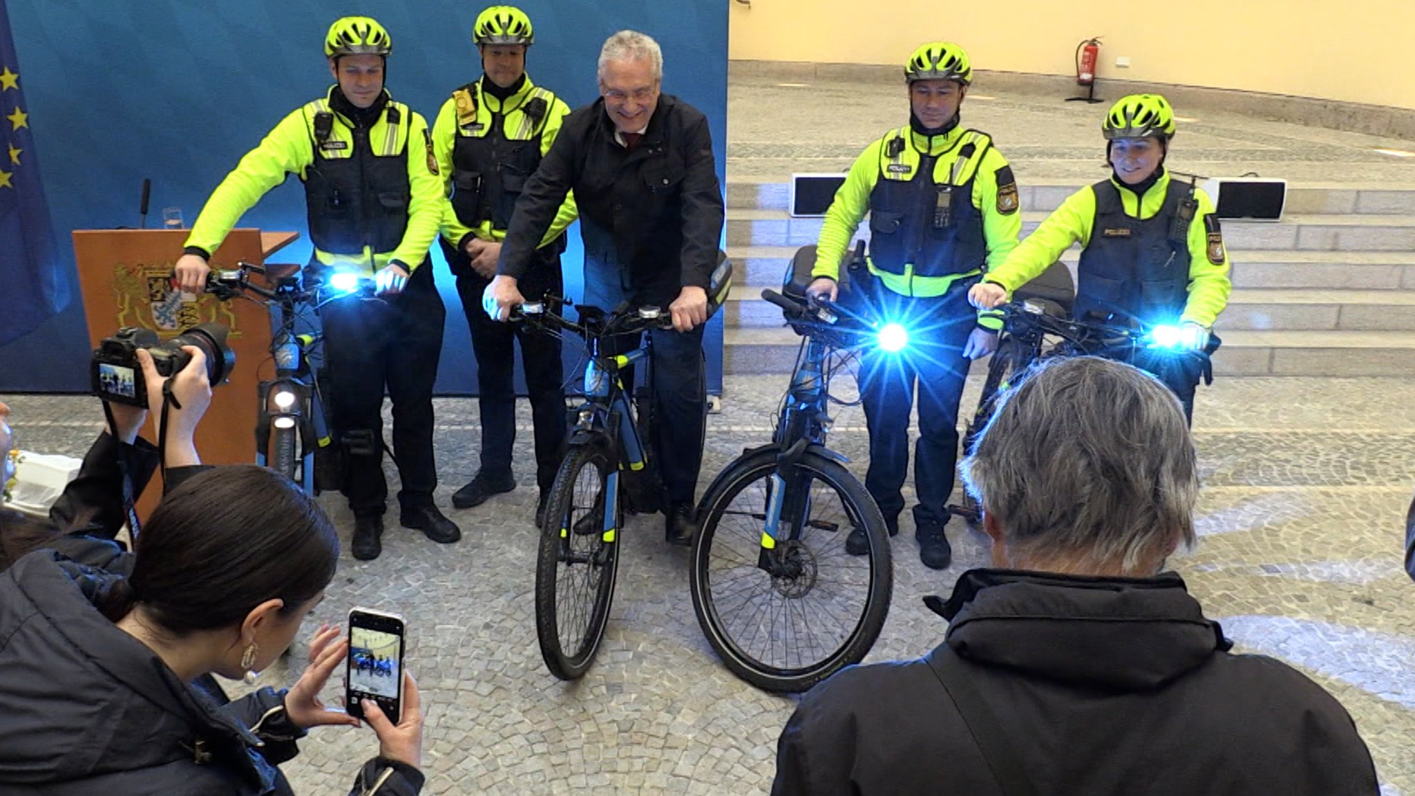 Die Polizei radelt in München und Nürnberg künftig auch mit Blaulicht.