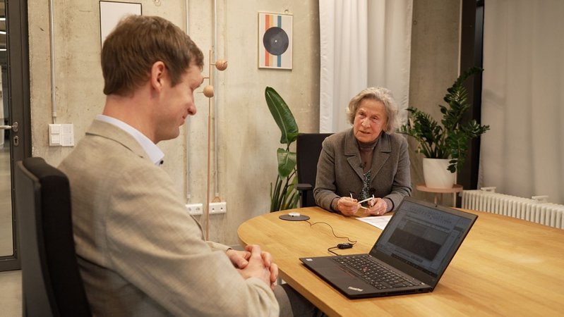 Probandin Tosca Szmrescany und Professor Stefan Faußer | Bild: Bayerischer Rundfunk 2024 Probandin Tosca Szmrescany und Professor Stefan Faußer