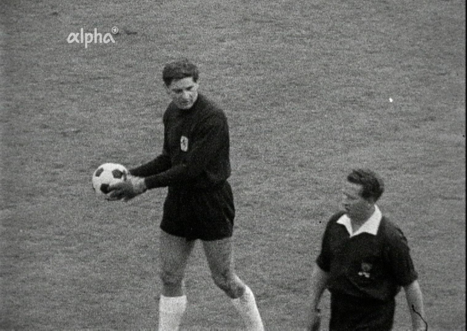 TSV 1860 München gegen Borussia Dortmund 1963 - Torwart Radenkovic diskuterit mit dem Schiedsrichter: "Das war doch Hand!", sagt der Radi (O-Ton Kommentator).