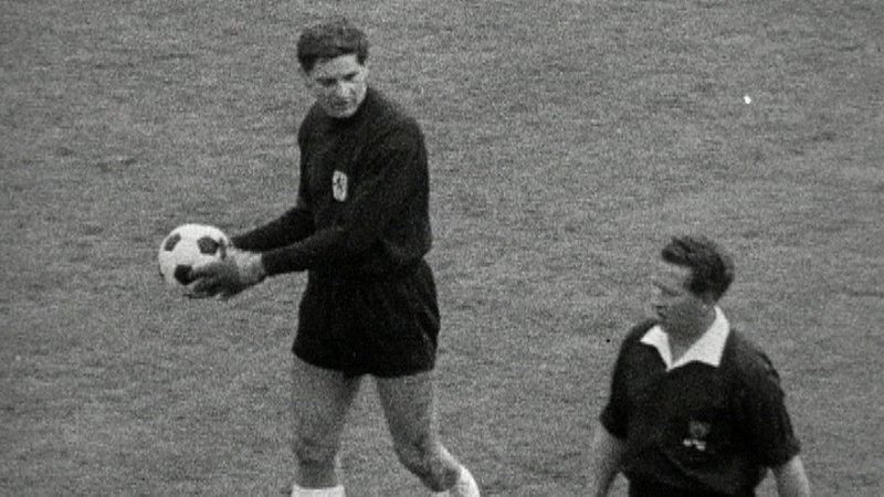 TSV 1860 München gegen Borussia Dortmund 1963 - Torwart Radenkovic diskuterit mit dem Schiedsrichter: "Das war doch Hand!", sagt der Radi (O-Ton Kommentator). | Bild: BR TSV 1860 München gegen Borussia Dortmund 1963 - Torwart Radenkovic diskuterit mit dem Schiedsrichter: "Das war doch Hand!", sagt der Radi (O-Ton Kommentator).