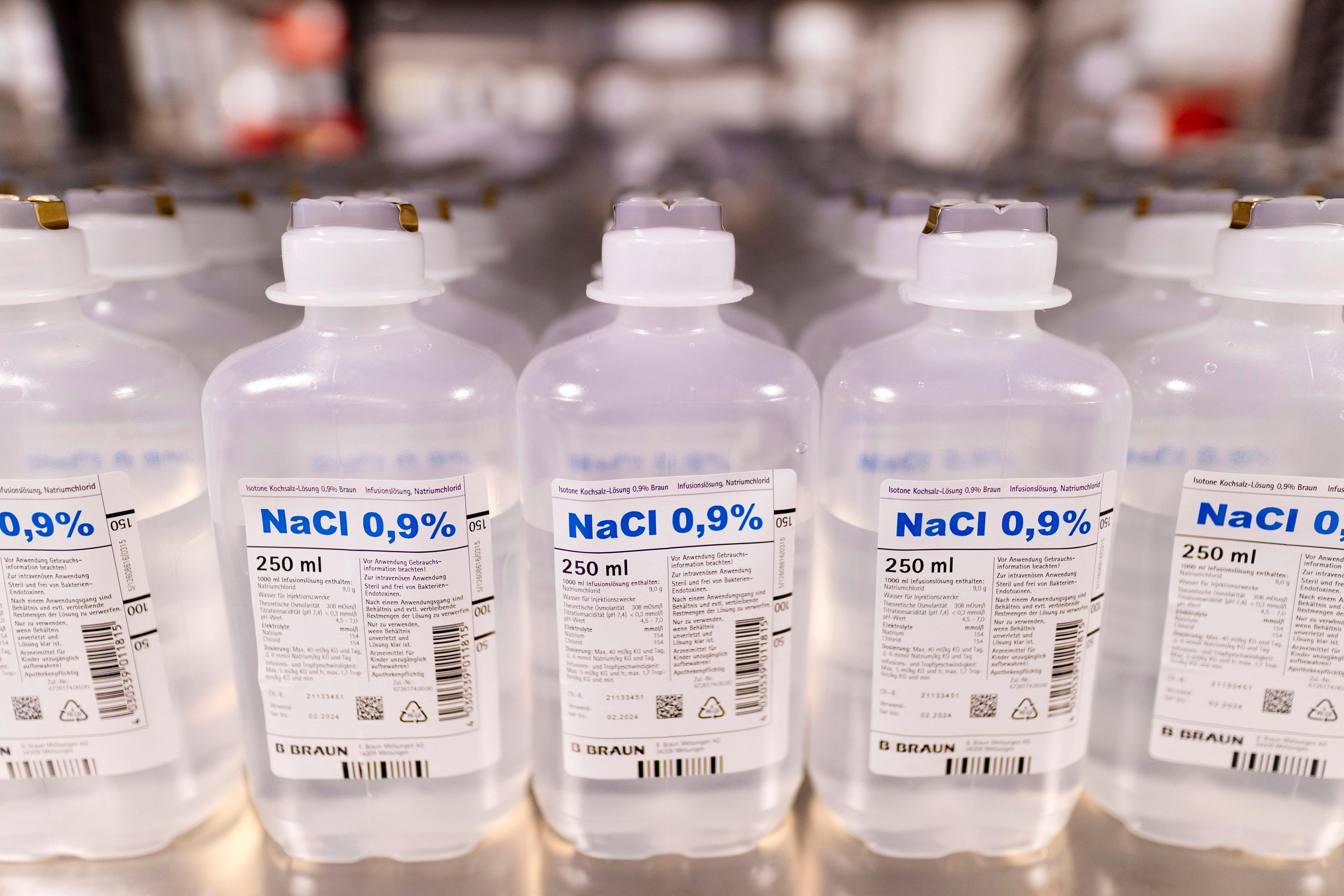 Im Bild eine Kochsalzlösung im Vorratslager. 