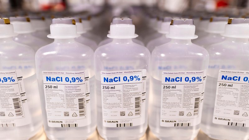 Im Bild eine Kochsalzlösung im Vorratslager. | Bild: picture alliance / Geisler-Fotopress | Christoph Hardt/Geisler-Fotopres Im Bild eine Kochsalzlösung im Vorratslager.