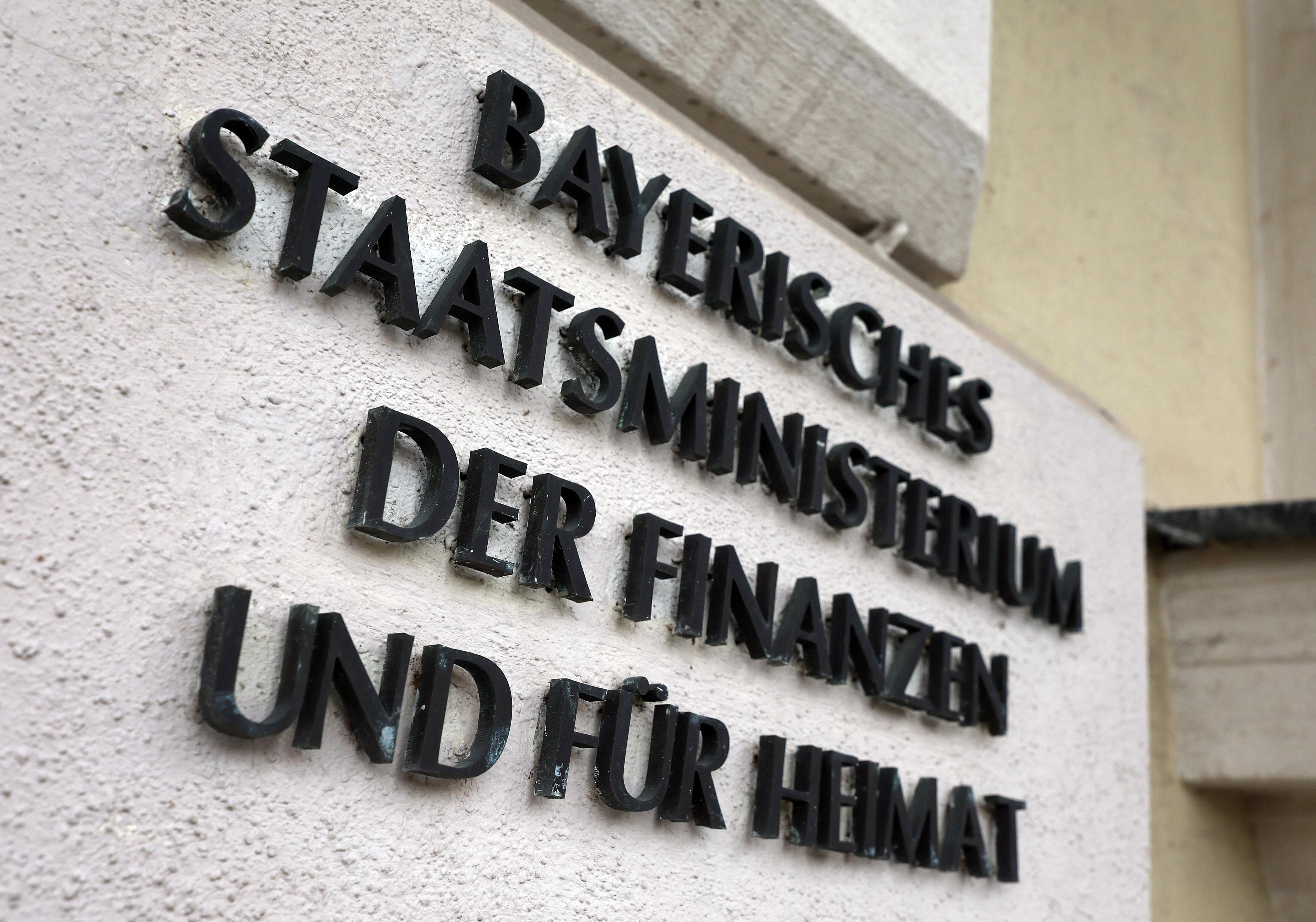 ARCHIV (30.10.2025): Der Schriftzug "Bayerisches Staatsministerium der Finanzen und für Heimat" im Eingangsbereich des Ministeriums.