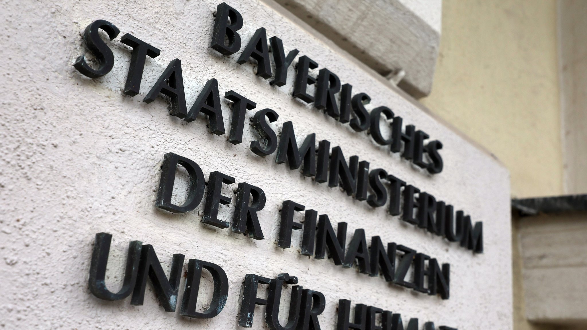 ARCHIV (30.10.2025): Der Schriftzug "Bayerisches Staatsministerium der Finanzen und für Heimat" im Eingangsbereich des Ministeriums.