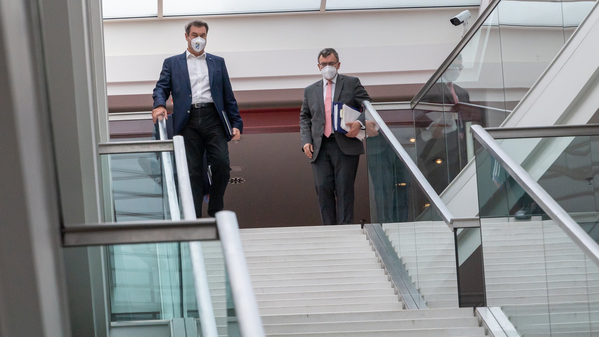 Bayerns Ministerpräsident Söder (l., CSU) und Staatskanzleichef Herrmann (r., CSU) in der Staatskanzlei, aufgenommen am 18.05.21.