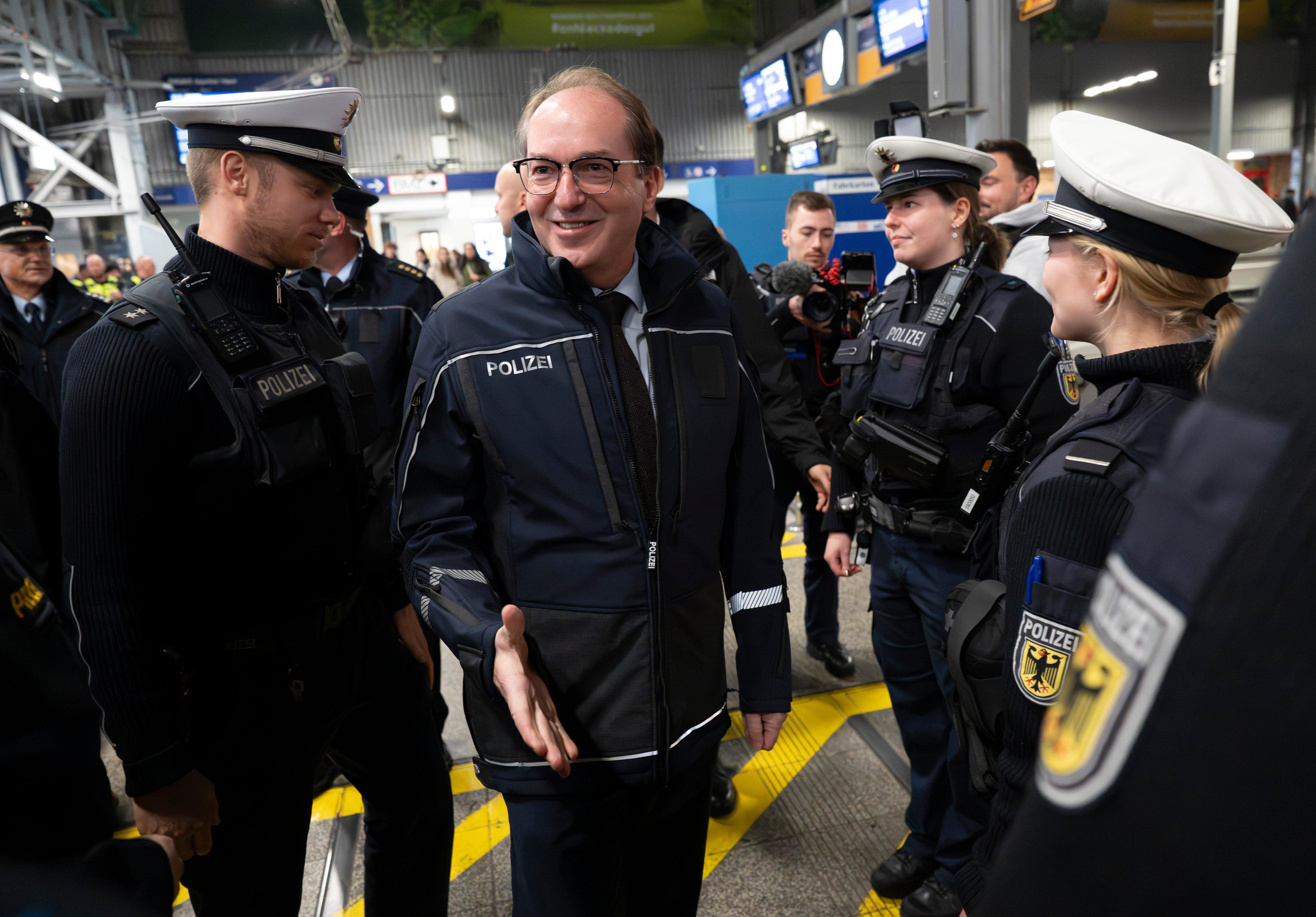 Symbolbild: Bundesinnenminister Alexander Dobrindt (CSU) mit Bundespolizei am Münchner Hauptbahnhof