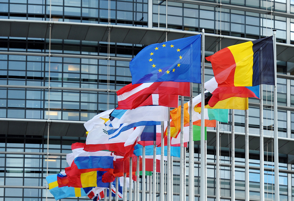 Flaggen vor dem EU-Parlament in Straßburg. 